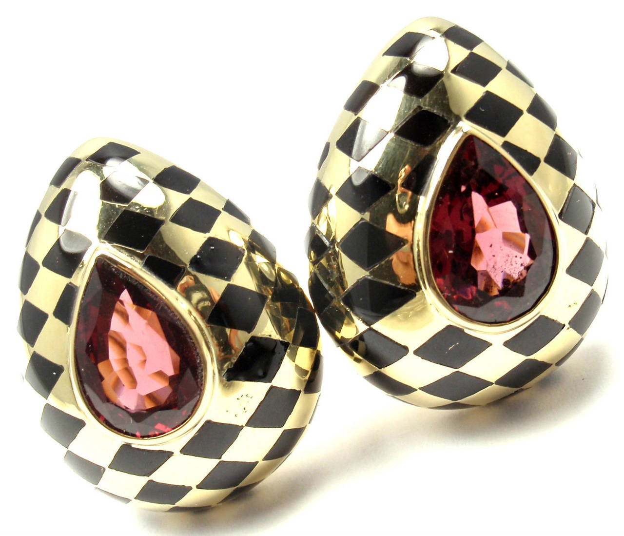 18k Yellow Gold Black Jade Inlay And Pink Tourmaline Large Earrings by Angela Cummings.
With 2 pear shape pink tourmaline stones 13mm x 10mm
Black Jade Inlay
Details:
Measurements: 26mm x 21mm
Weight: 21.3 grams
Stamped Hallmarks: Angela Cummings