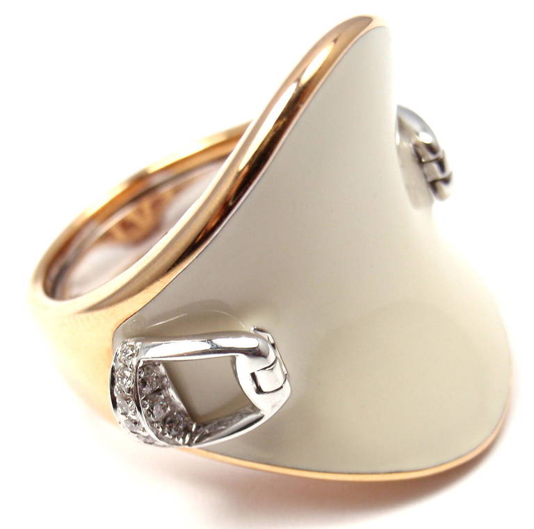 bague d'étrier de selle en or rose 18k, diamant et émail, par Roberto Coin. 
Avec 20 diamants ronds de taille brillante de pureté VS1 et de couleur G. Poids total des diamants : .11ct. Et un rubis 

Détails :
Taille de l'anneau : 7
Poids : 15,8