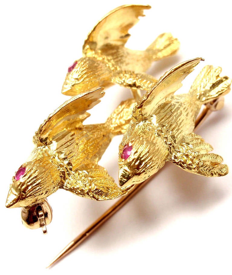 Tiffany & Co. Ruby Yellow Gold Flying Birds Pin Brooch In New Condition In Holland, PA