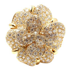 Bague Chanel en or jaune avec diamant et grande fleur de camélia