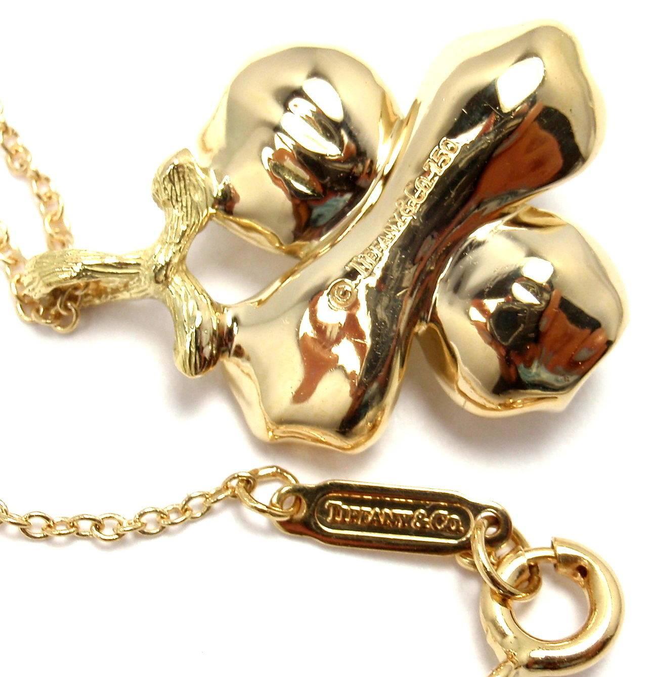 Tiffany & Co. gold Dogwood Flower Pendant Necklace In New Condition In Southampton, PA