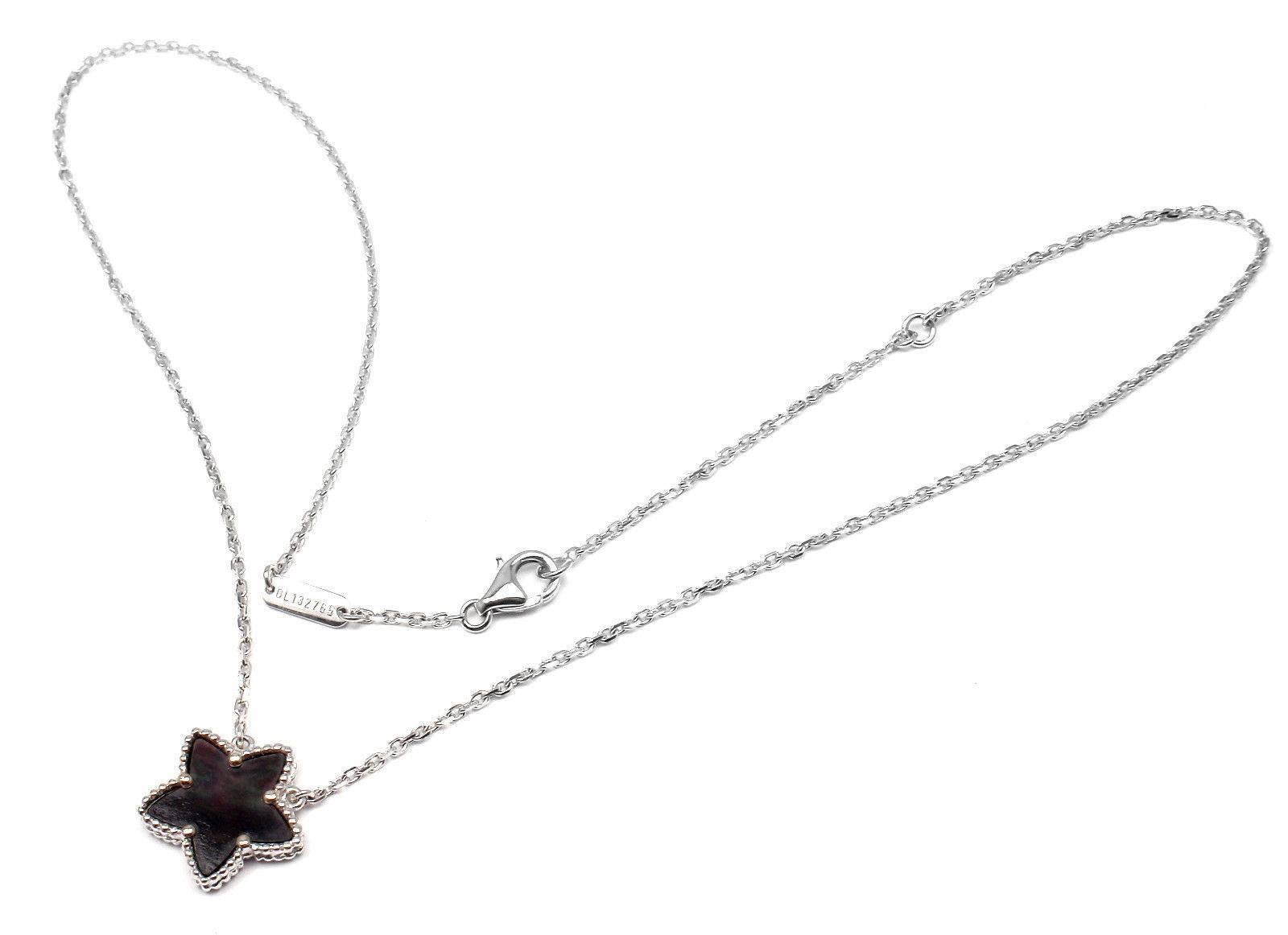 18k White Gold Grey Mother of Pearl Lucky Star Necklace by Van Cleef & Arpels.
With 1 star shape grey mother of pearl 15mm

Details:
Weight: 5.2 grams
Measurements: Length 16