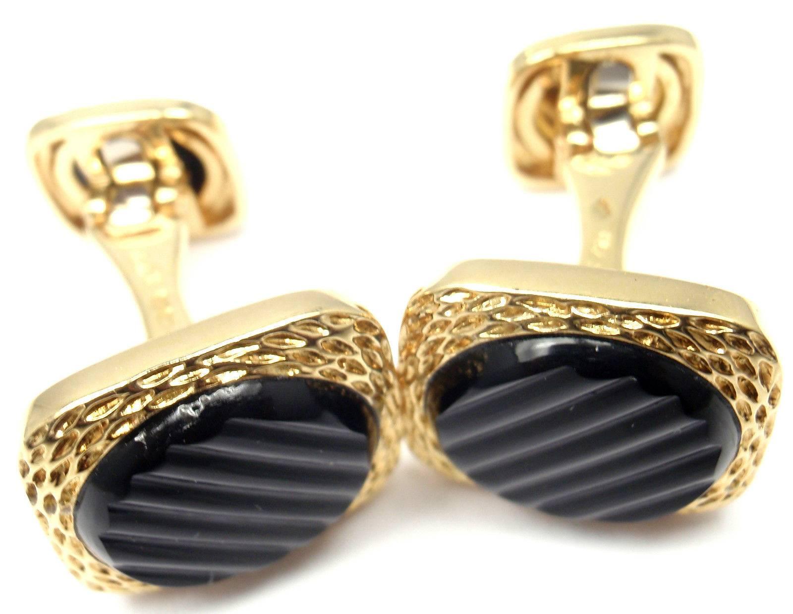 18k Yellow Gold Agate Cufflinks by Van Cleef & Arpels Paris.

Details:
Measurements: 17mm x 17mm x 12
Weight: 15.7 grams
Stamped Hallmarks: VCA 750 18k C9001 X22
*Free Shipping within the United States*

YOUR PRICE: $3,600

T359mrnd