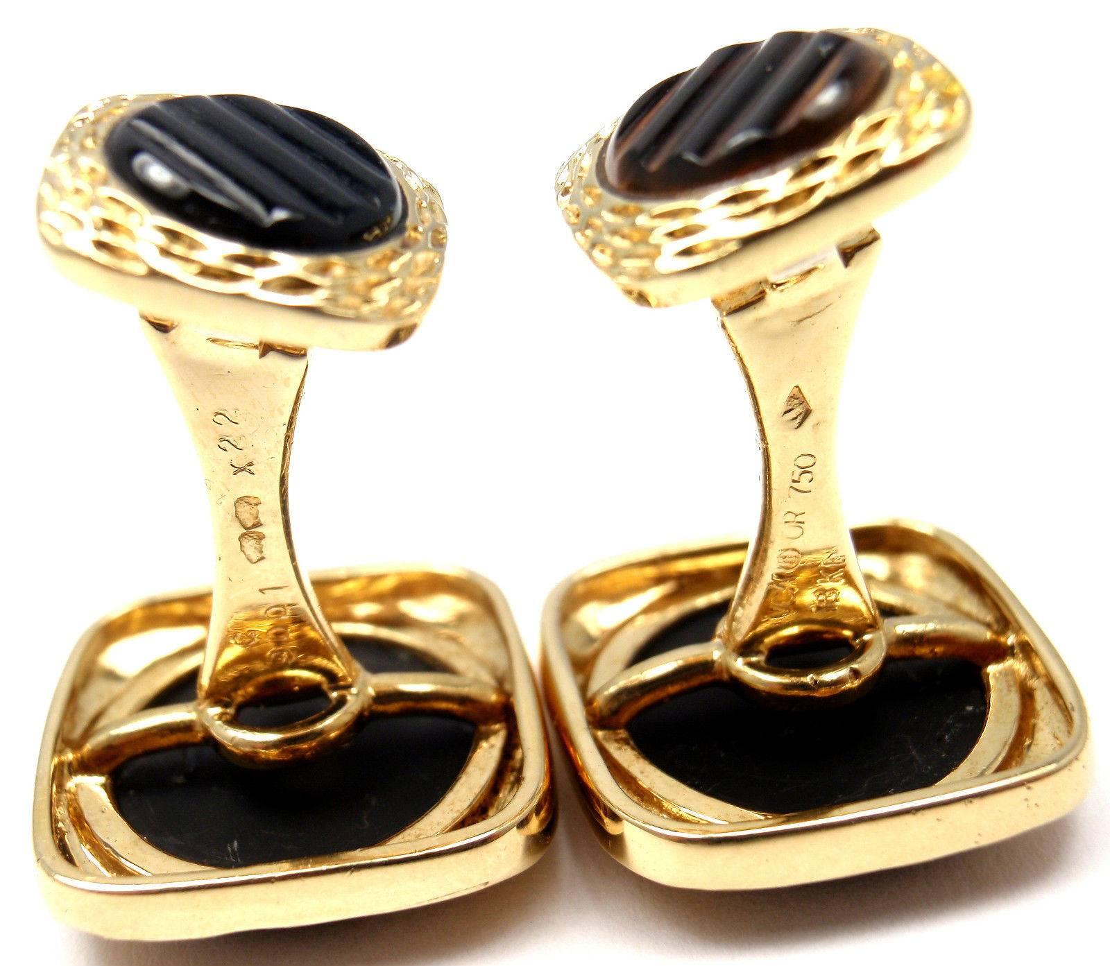 Van Cleef & Arpels Agate Gold Cufflinks In Excellent Condition For Sale In Holland, PA