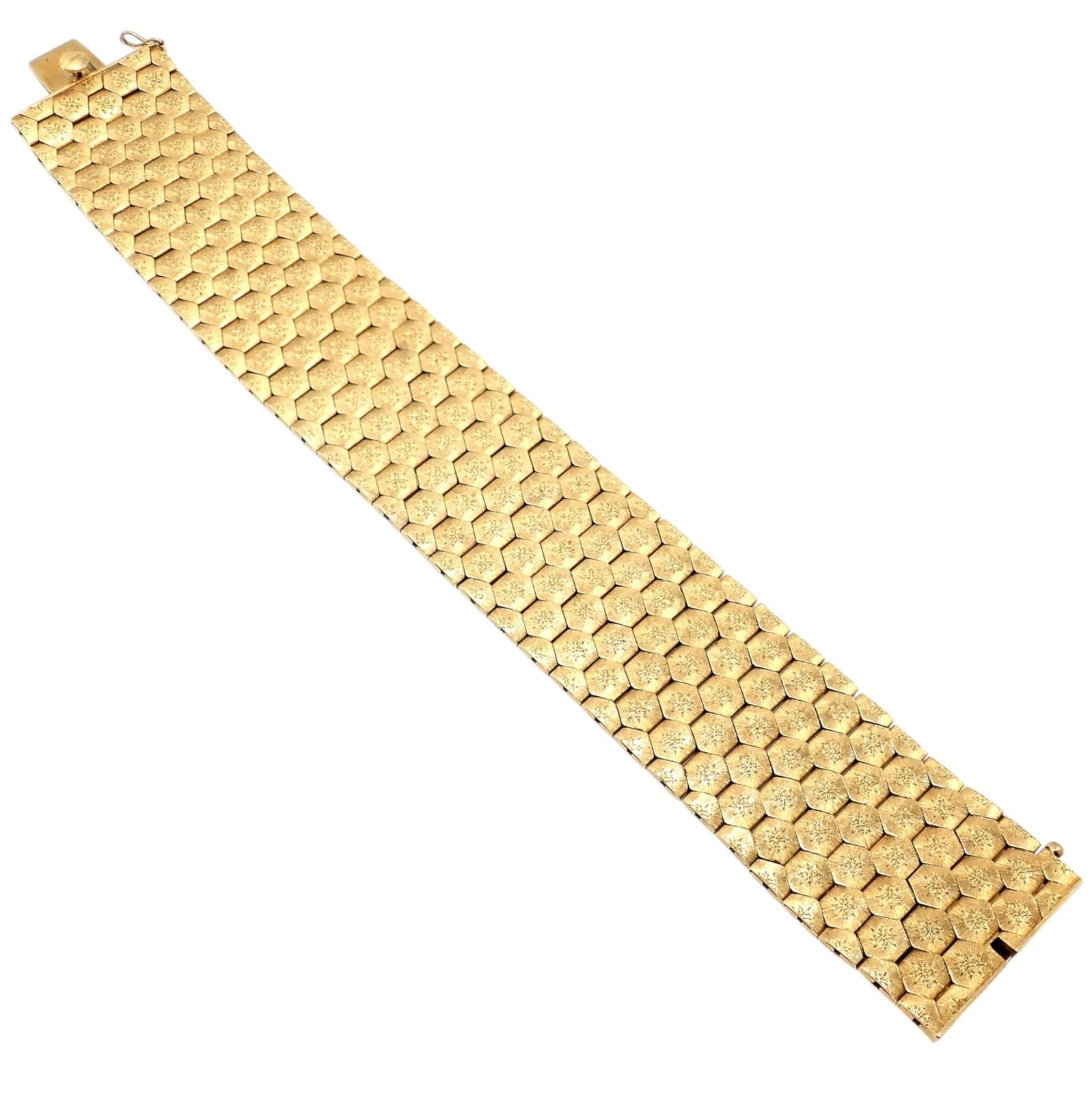 Pulsera hexagonal ancha en forma de panal de oro amarillo de 18 quilates vintage de Mario Buccellati. 
Esta pulsera vintage de Mario Buccellati muestra una exquisita artesanía italiana en oro amarillo de 18 quilates. 
Con un detallado diseño