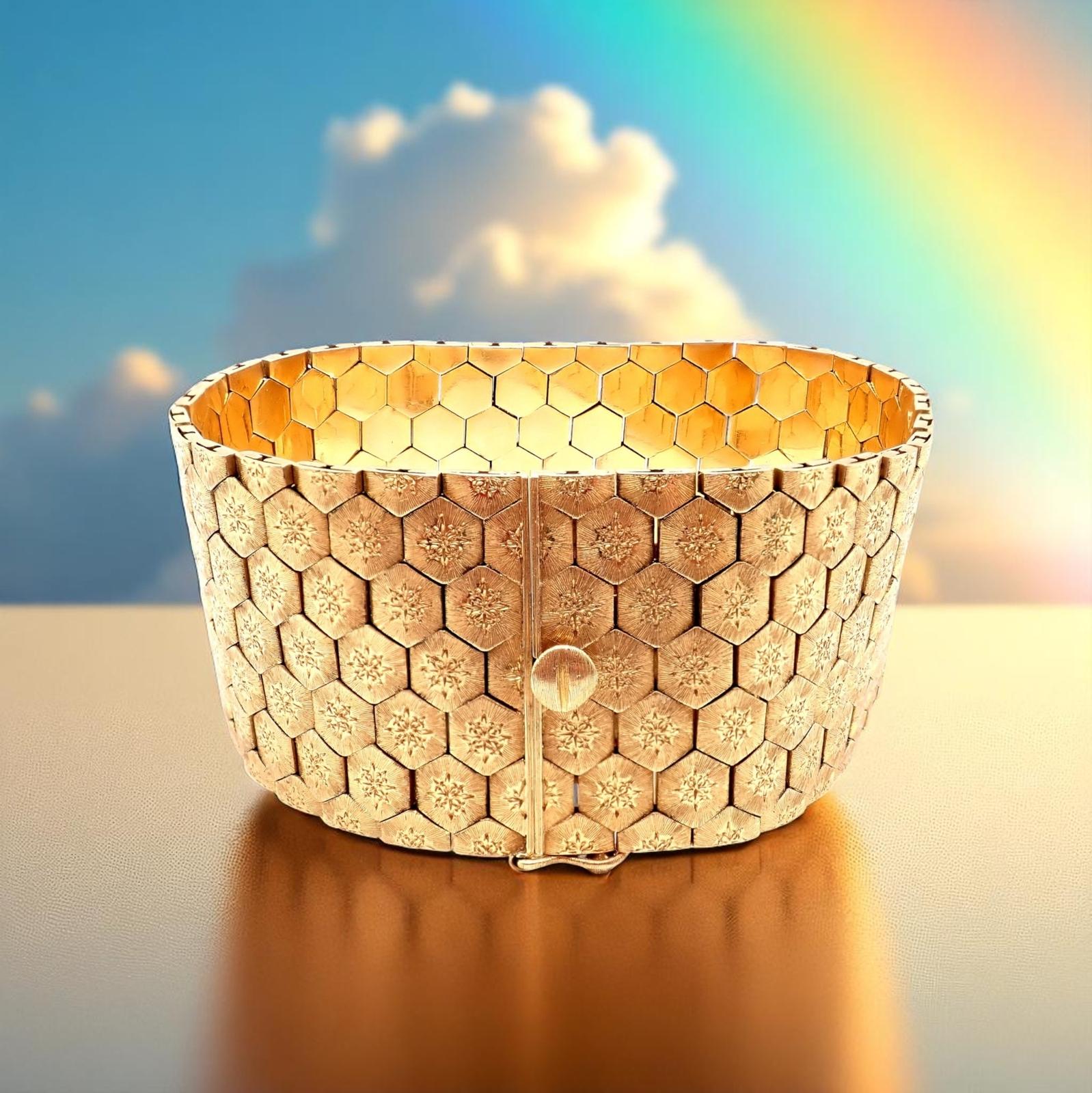 Vintage Mario Buccellati Hexágono de nido de abeja Pulsera ancha de oro amarillo en Excelente estado para la venta en Southampton, PA