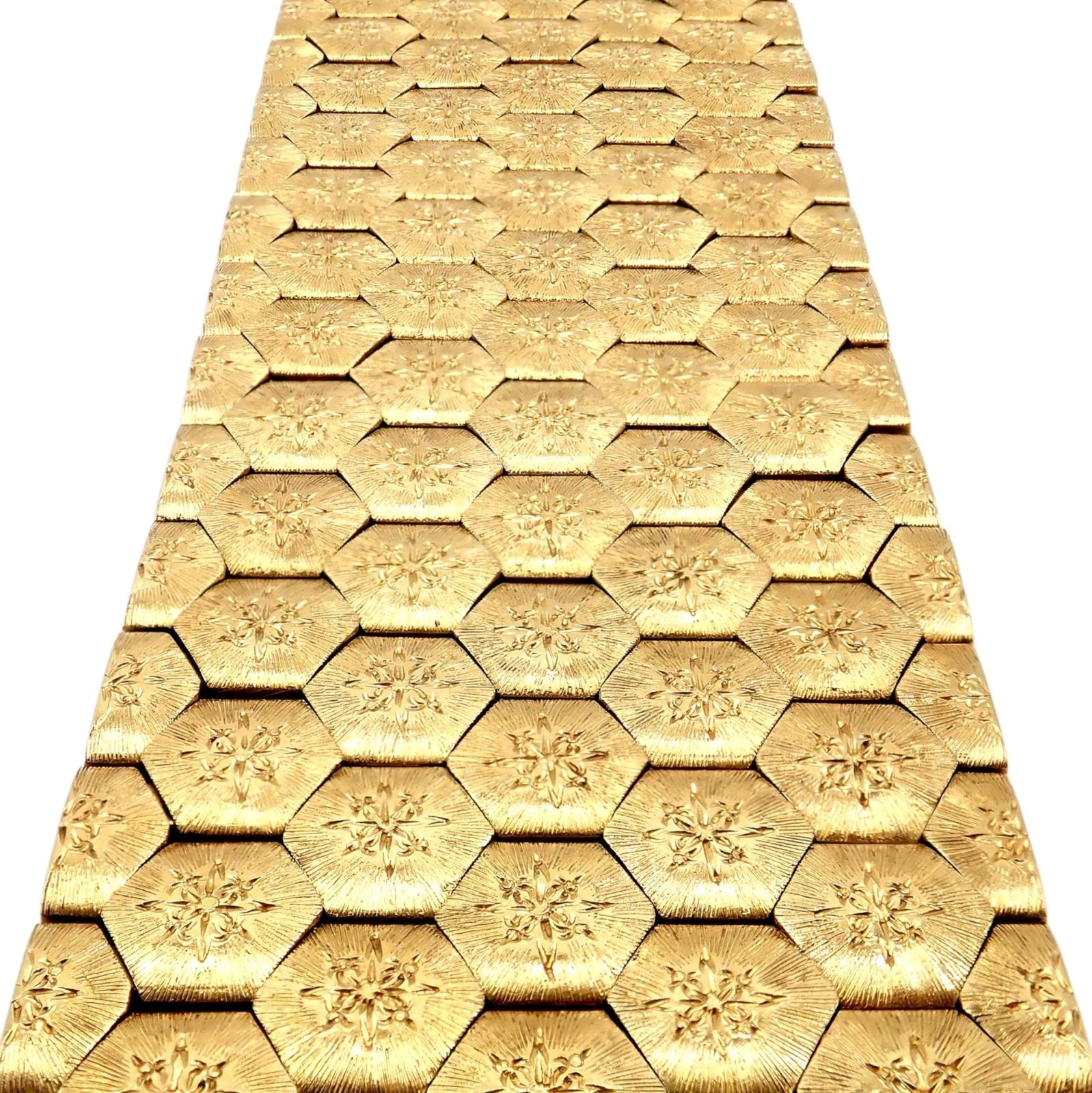 Femenino o masculino Vintage Mario Buccellati Hexágono de nido de abeja Pulsera ancha de oro amarillo en venta