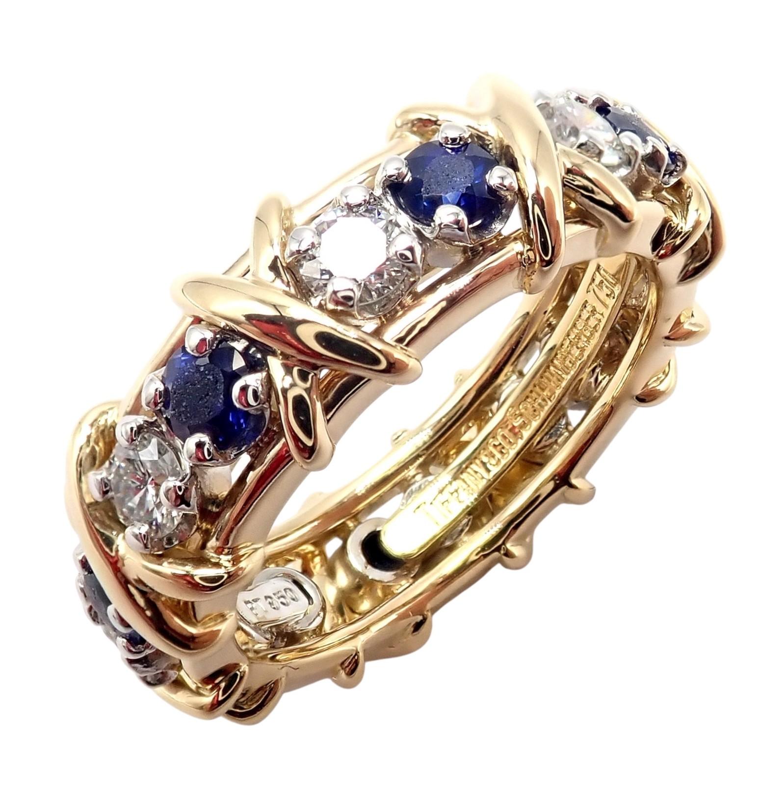 Anello a fascia in oro giallo 18k e platino con diamanti e zaffiri Jean Schlumberger per Tiffany & Co. 
Con 8 diamanti rotondi taglio brillante di purezza VS1, colore G e peso totale di circa 0,59 ct.
8 zaffiri rotondi di circa 0,75 carati
Questo
