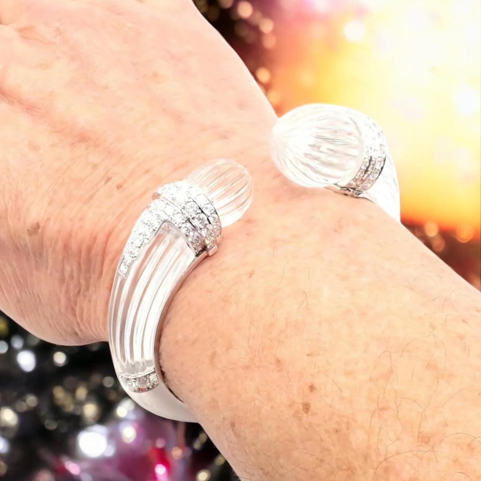 Bracciale con cristallo di rocca e diamanti in oro bianco 18k e platino di David Webb. 
Questo squisito braccialetto bangle di David Webb è caratterizzato da un sorprendente mix di oro bianco 18 carati e platino. 
Impreziosito da diamanti a taglio