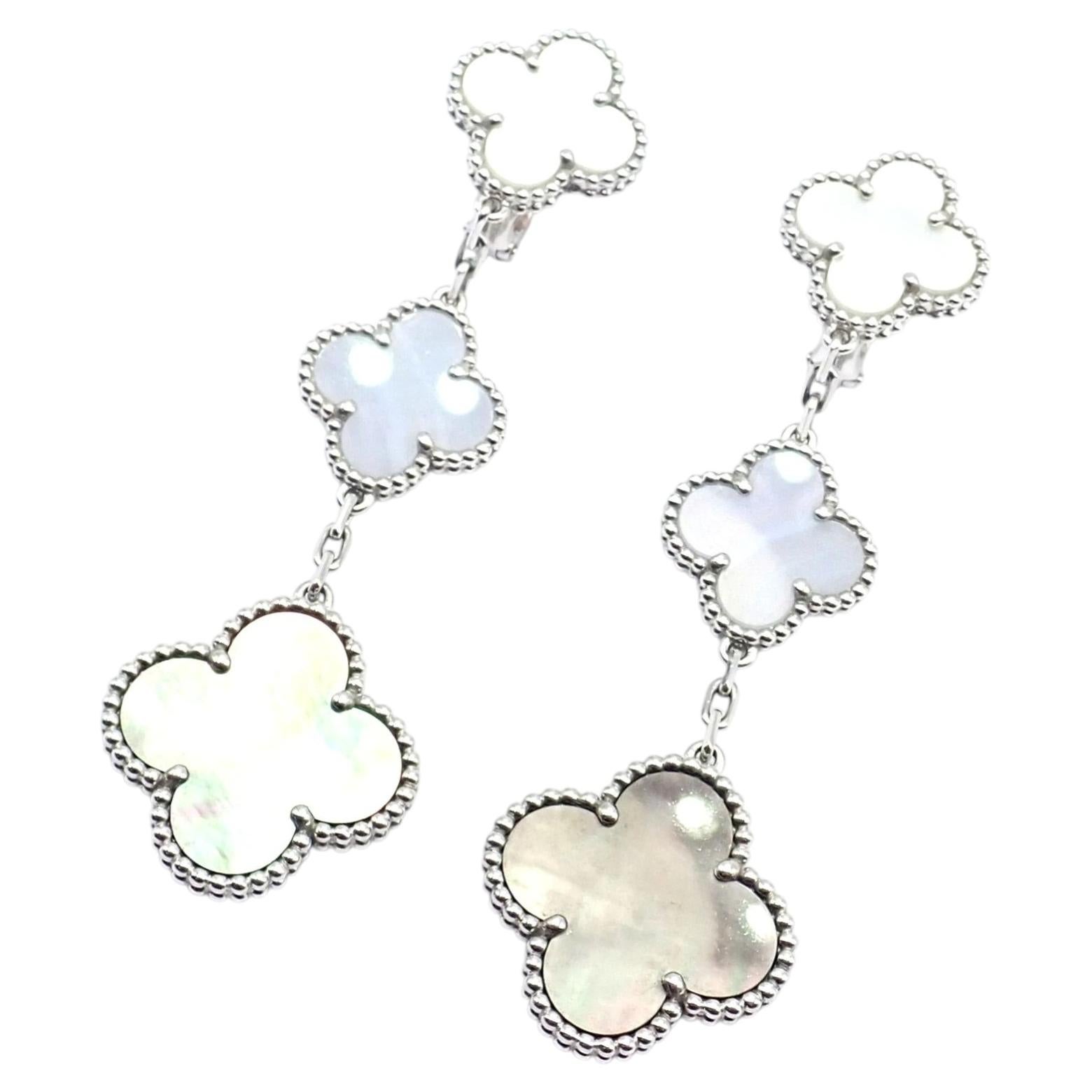 Pendientes «Magic Alhambra» de Van Cleef & Arpels en oro blanco, con nácar y calcedonia en venta
