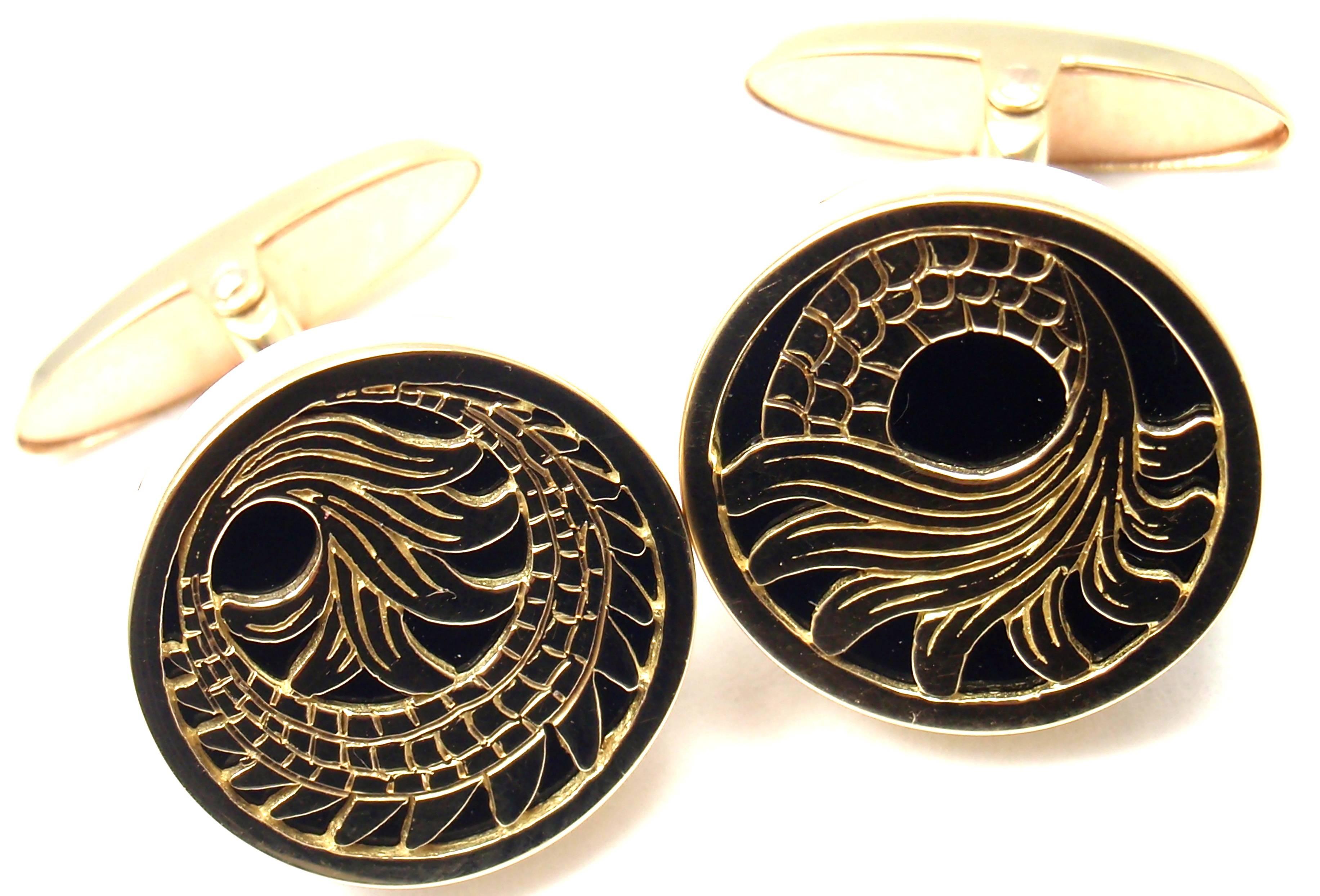 18k Yellow Gold Black Onyx Circulos De Fuego Drago Tail Cufflinks by 
Carrera Y Carrera.
With 2 black onyxes 

These cufflinks come with Box Certificate and Tag.

Details:
Measurements: 16mm x 24mm x 17mm
Weight: 14.1 grams
Stamped
