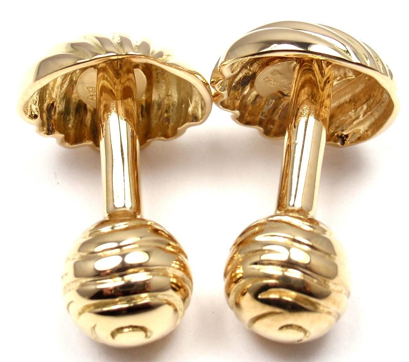 18k Yellow Gold Scalloped Shell Cufflinks by Tiffany & Co.

Details:
Measurements: 16mm x 16mm x 27mm
Weight: 28 grams
Stamped Hallmarks: Tiffany & Co, 750, Italy
*Free Shipping within the United States*

YOUR PRICE: $2,800

0634mtdd