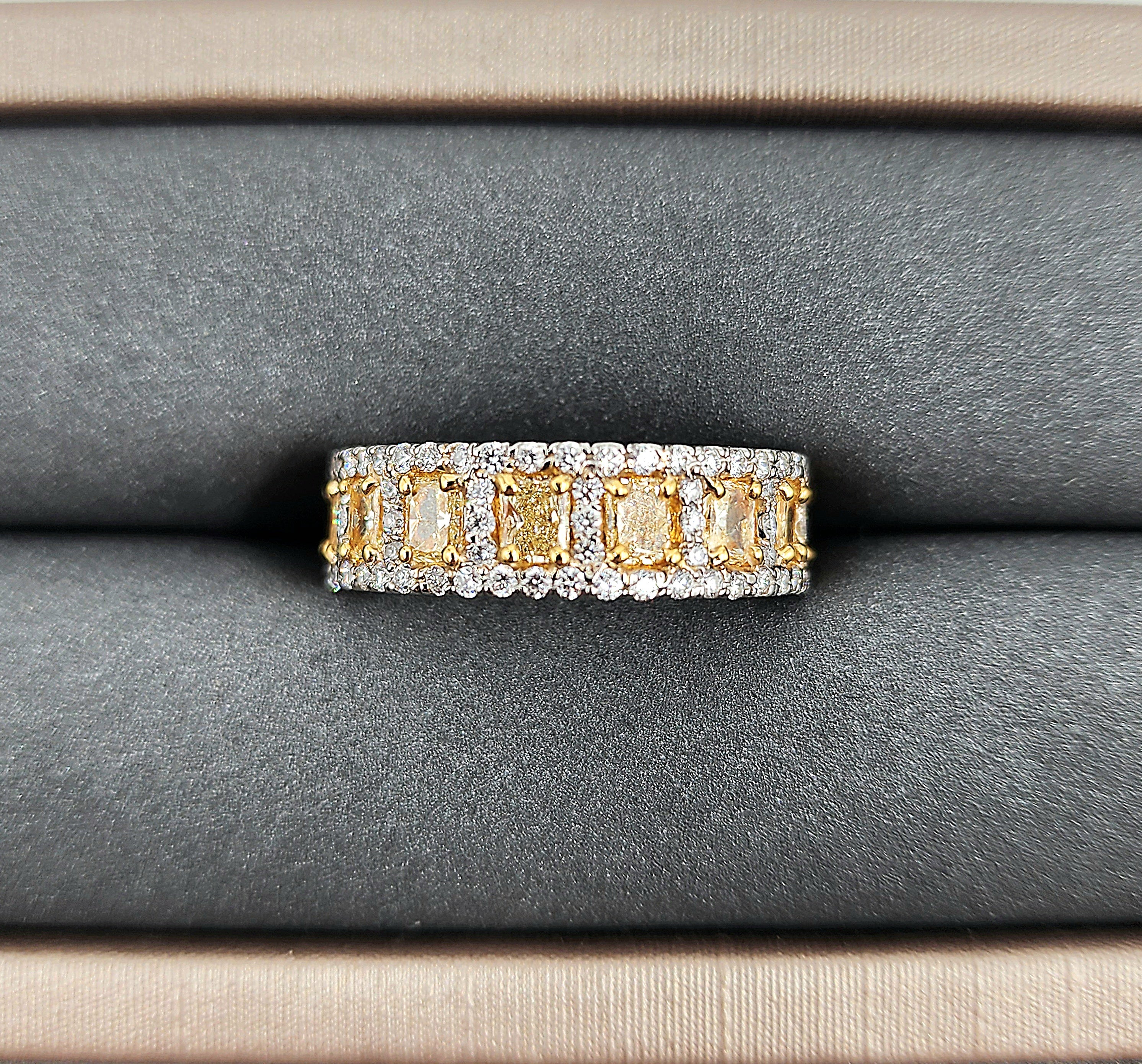 Fascia per l
eternità con diamante giallo naturale da 4.17 carati in vendita