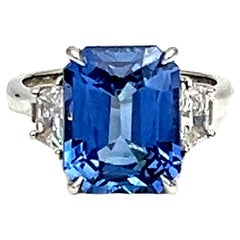 Ring mit 7,45 Karat Ceylon-Saphir im Smaragdschliff und Diamanten