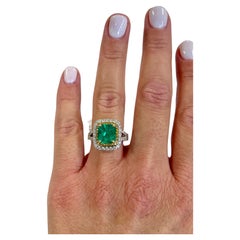 3.56 Karat Ring mit natürlichem Smaragd und Diamant