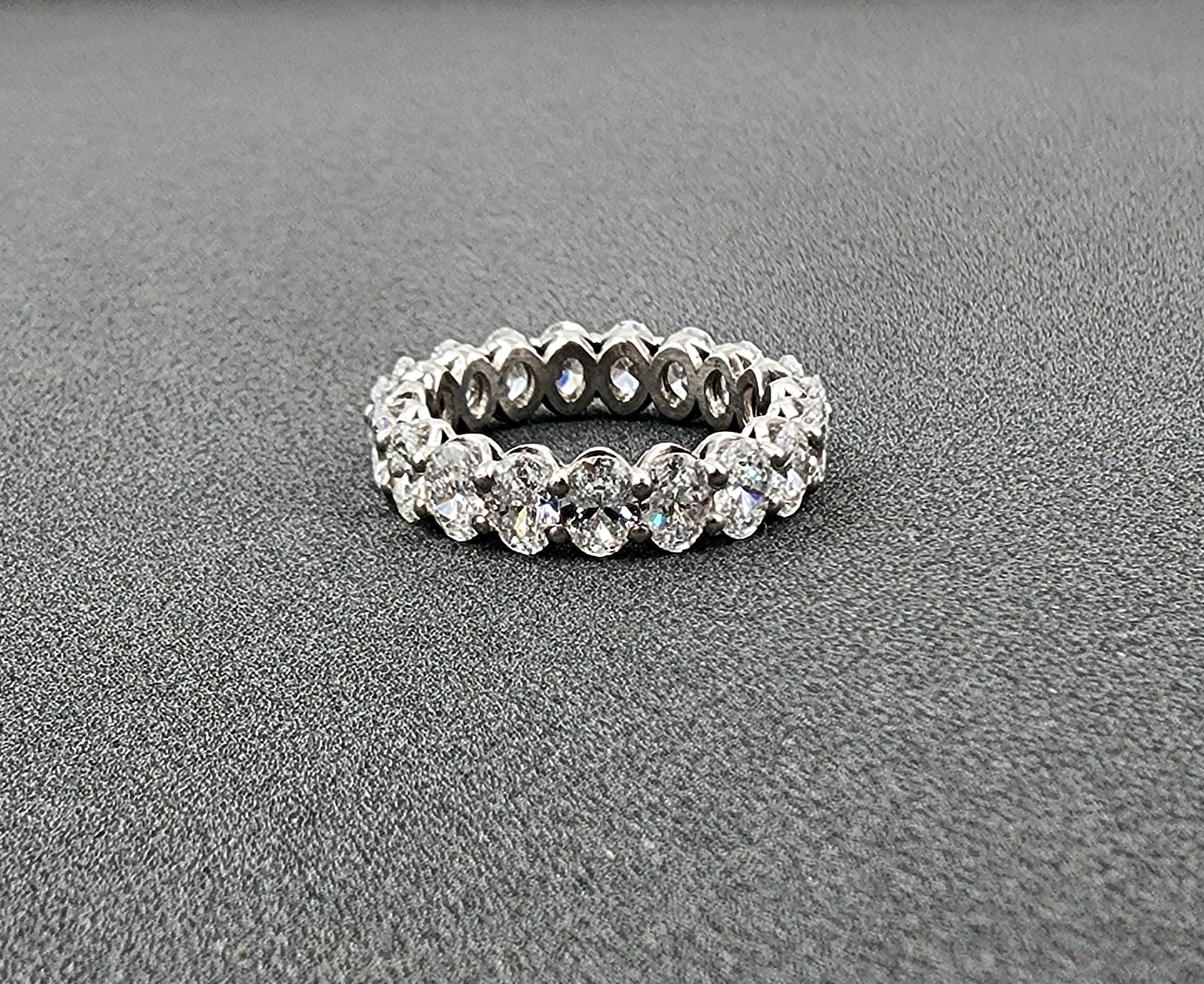 Anello eternità con diamante ovale da 4.68 carati