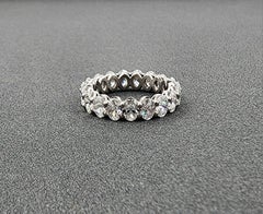 Anello eternità con diamante ovale da 4.68 carati