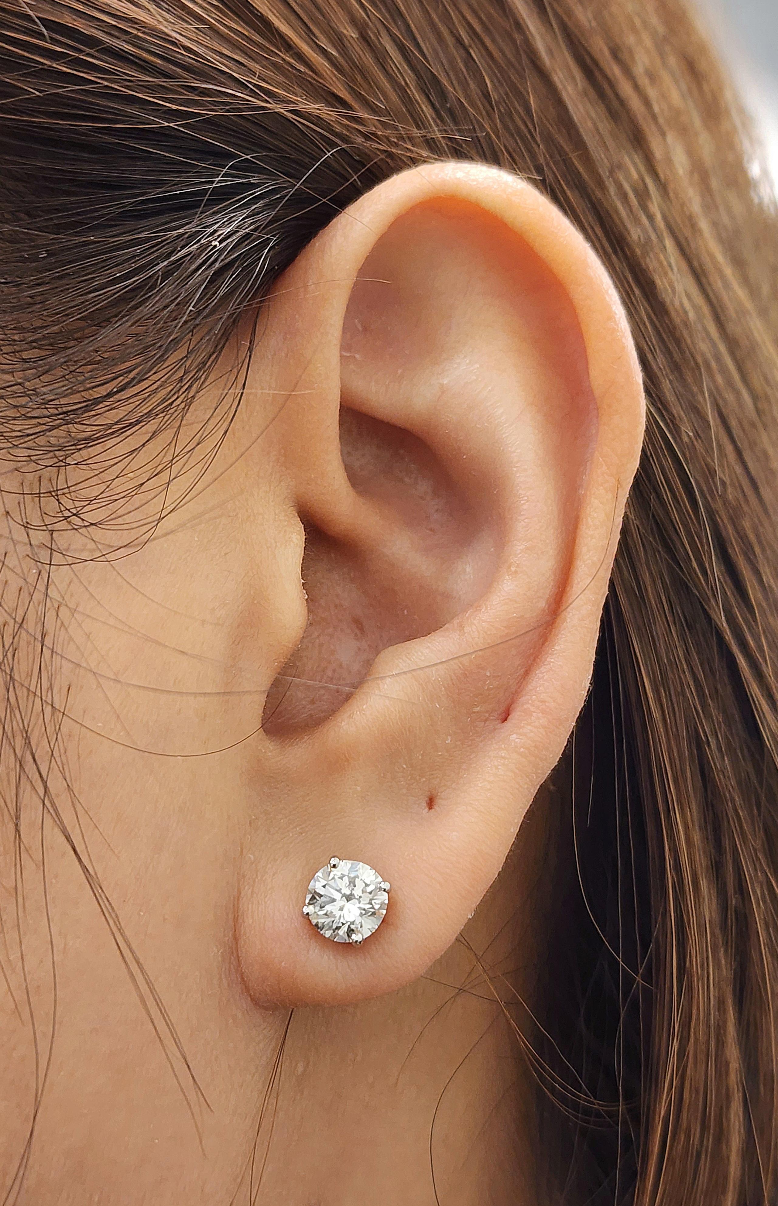 Ces magnifiques boucles d'oreilles en diamant à 4 branches présentent 2 diamants de taille ronde pesant 1,85 ct, d'une pureté SI1/I1 et d'une couleur F/G, sertis dans de l'or blanc 14k.
