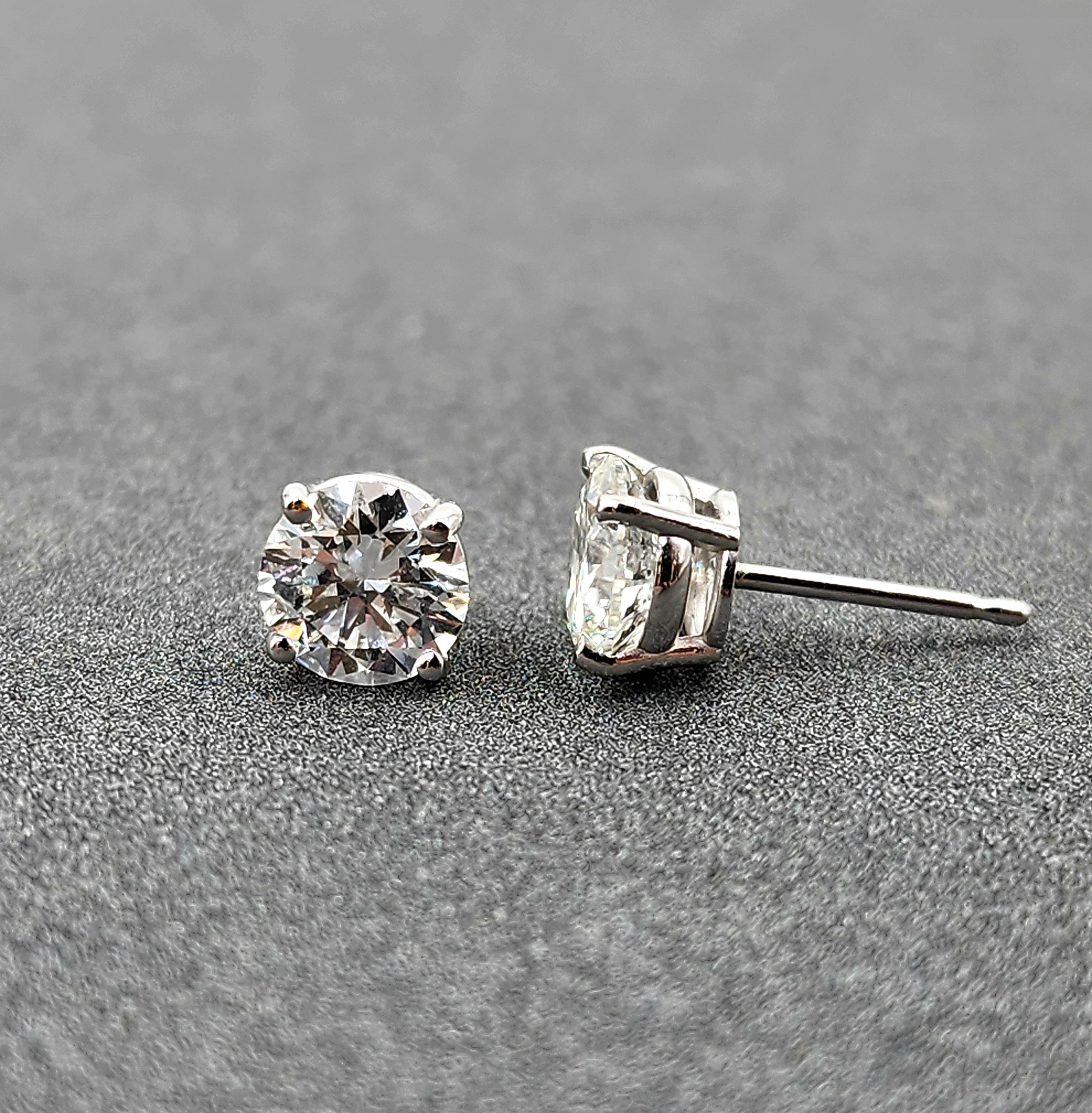 Boucles d'oreilles en diamant de 1.85 ct Neuf - En vente à Chicago, IL