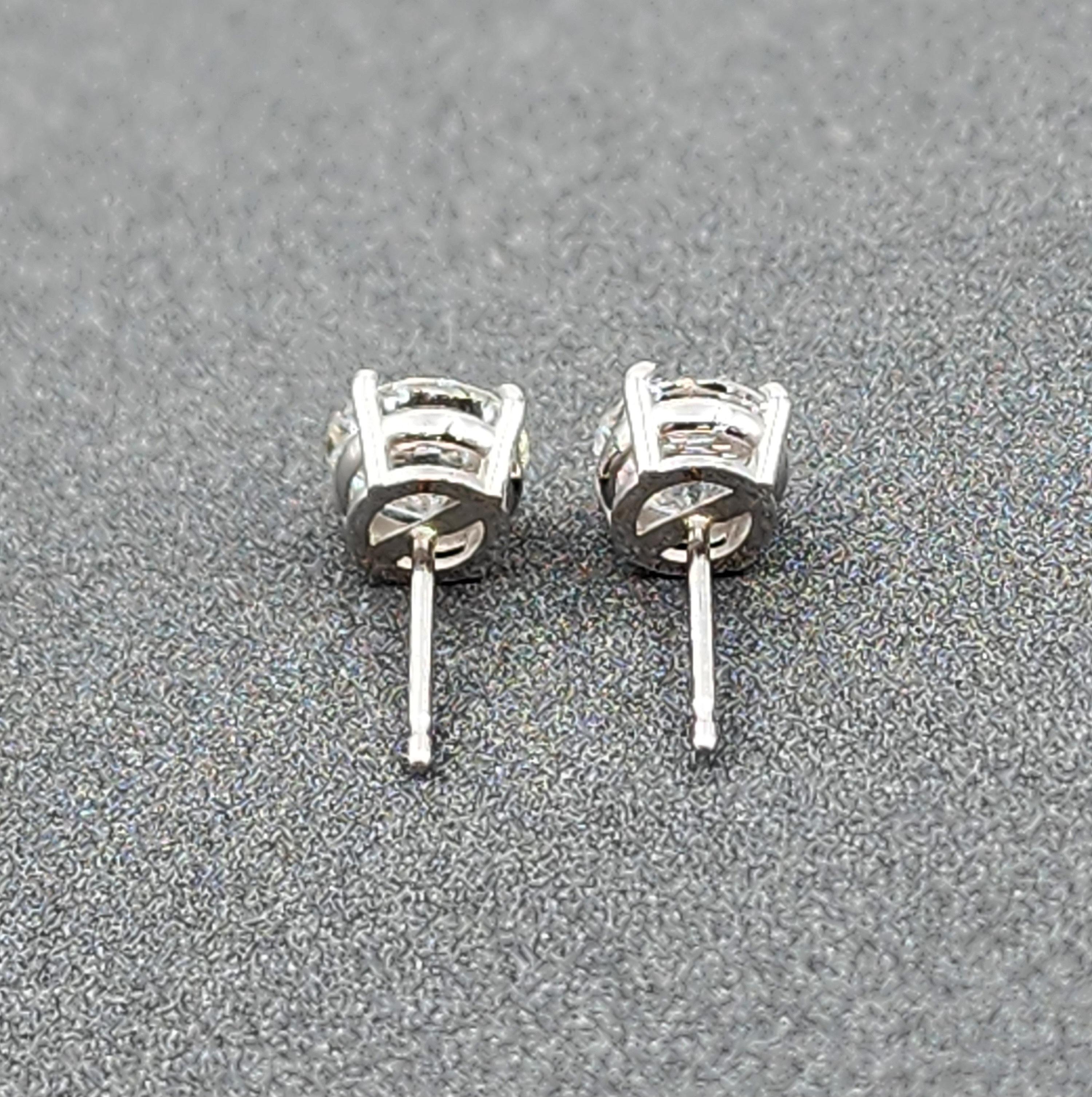 Boucles d'oreilles en diamant de 1.85 ct en vente 1