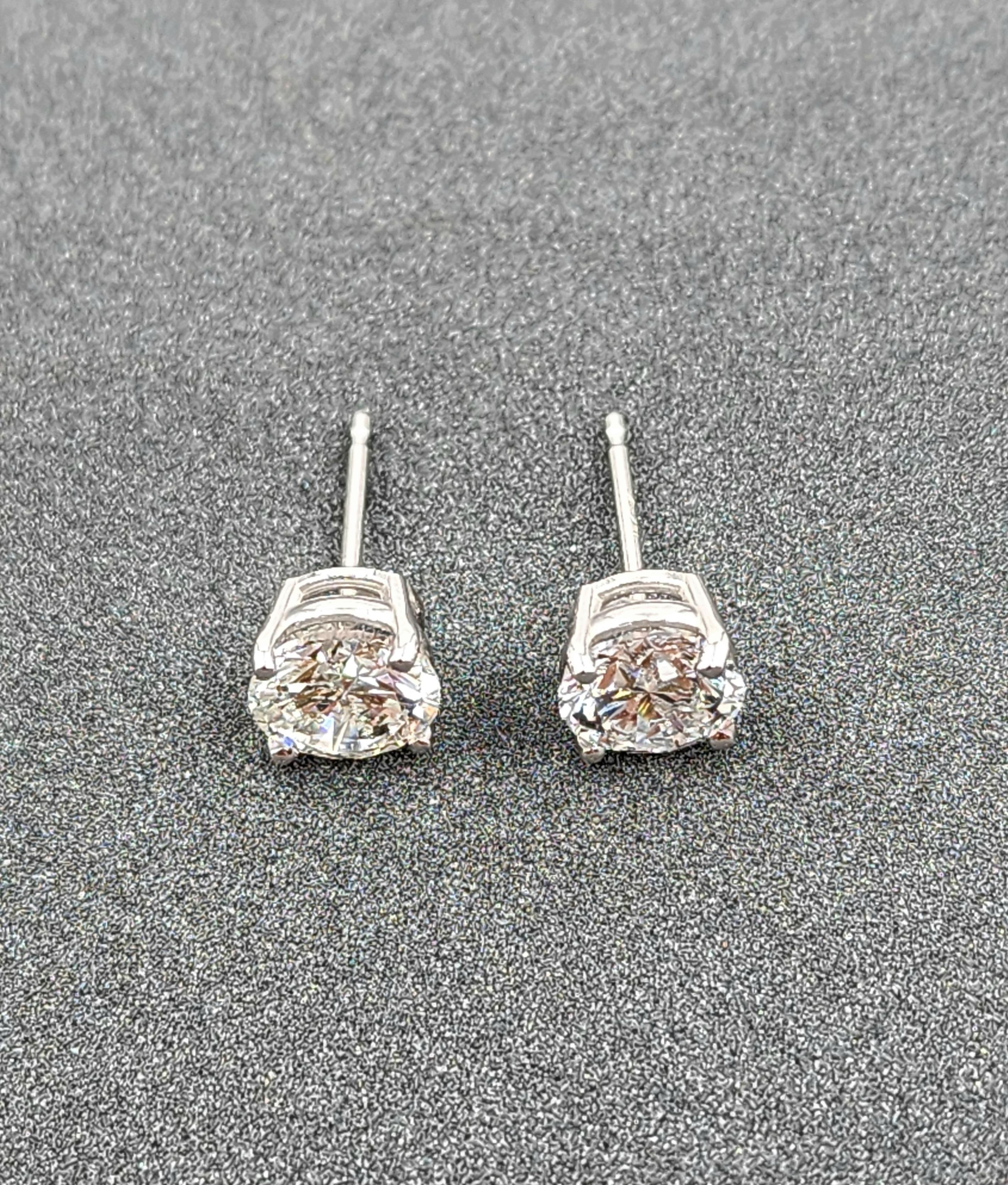 Boucles d'oreilles en diamant de 1.85 ct Unisexe en vente