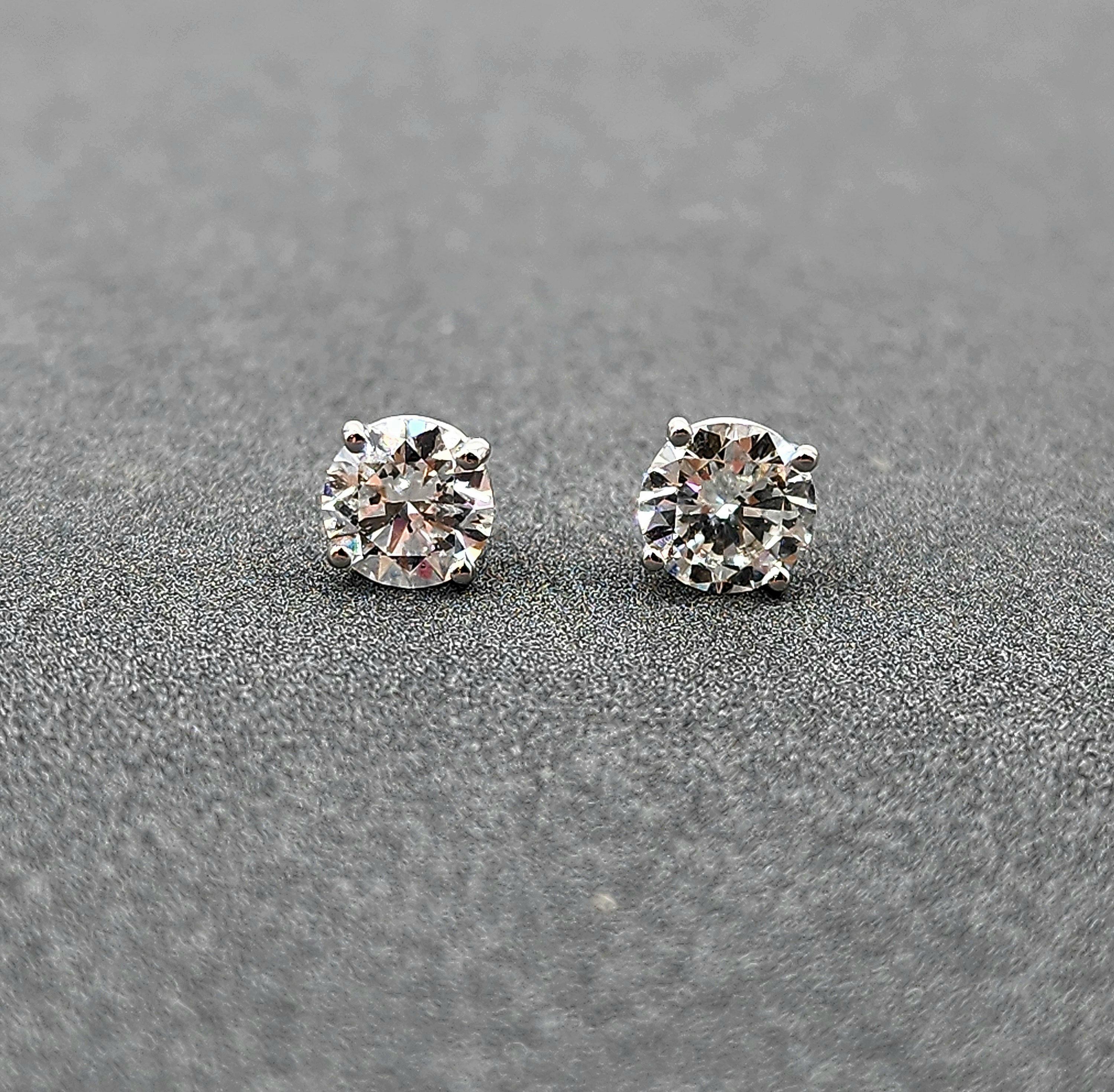 Taille ronde Boucles d'oreilles en diamant de 1.85 ct en vente