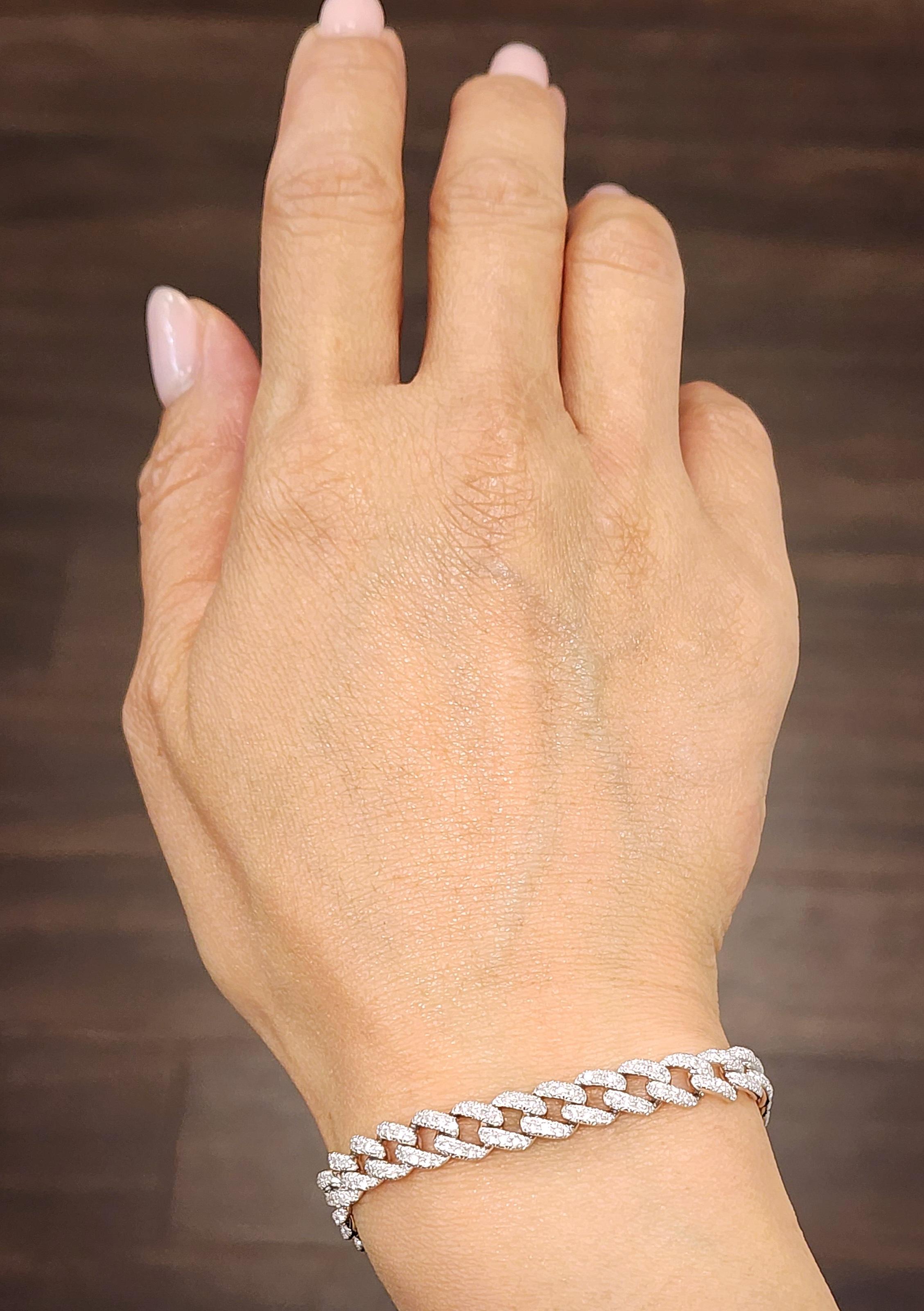 Esta impresionante pulsera de eslabones es una auténtica obra de arte. Con diamantes de talla redonda y un peso total en quilates de 2,57 quilates, las piedras muestran un color blanco brillante E/F y una claridad VS1/VS2. Fabricada en oro blanco de