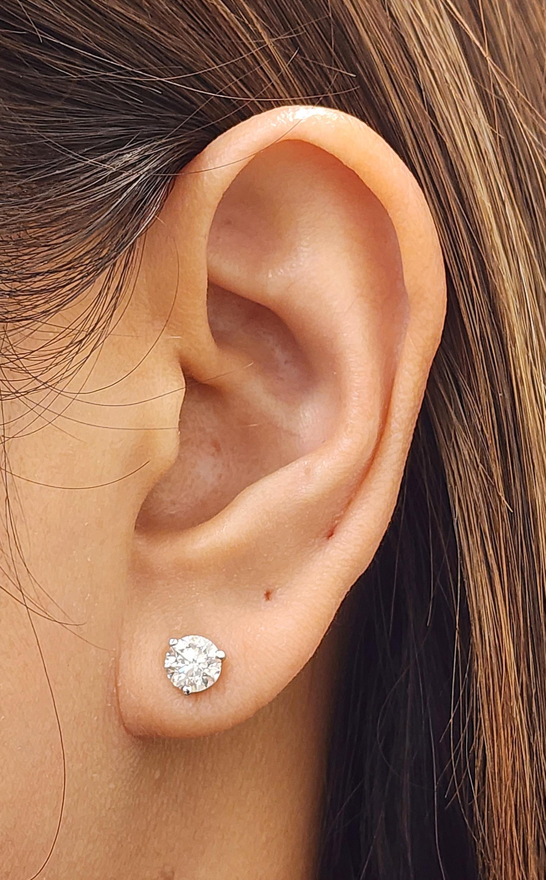 Ces magnifiques boucles d'oreilles à 3 branches et à diamant de 1,56 ct constituent un ajout raffiné à toute collection. Dotés de diamants de taille ronde de couleur F/G et de pureté SI2/I1, ils exhalent l'élégance. Serties en or blanc 14k, ces