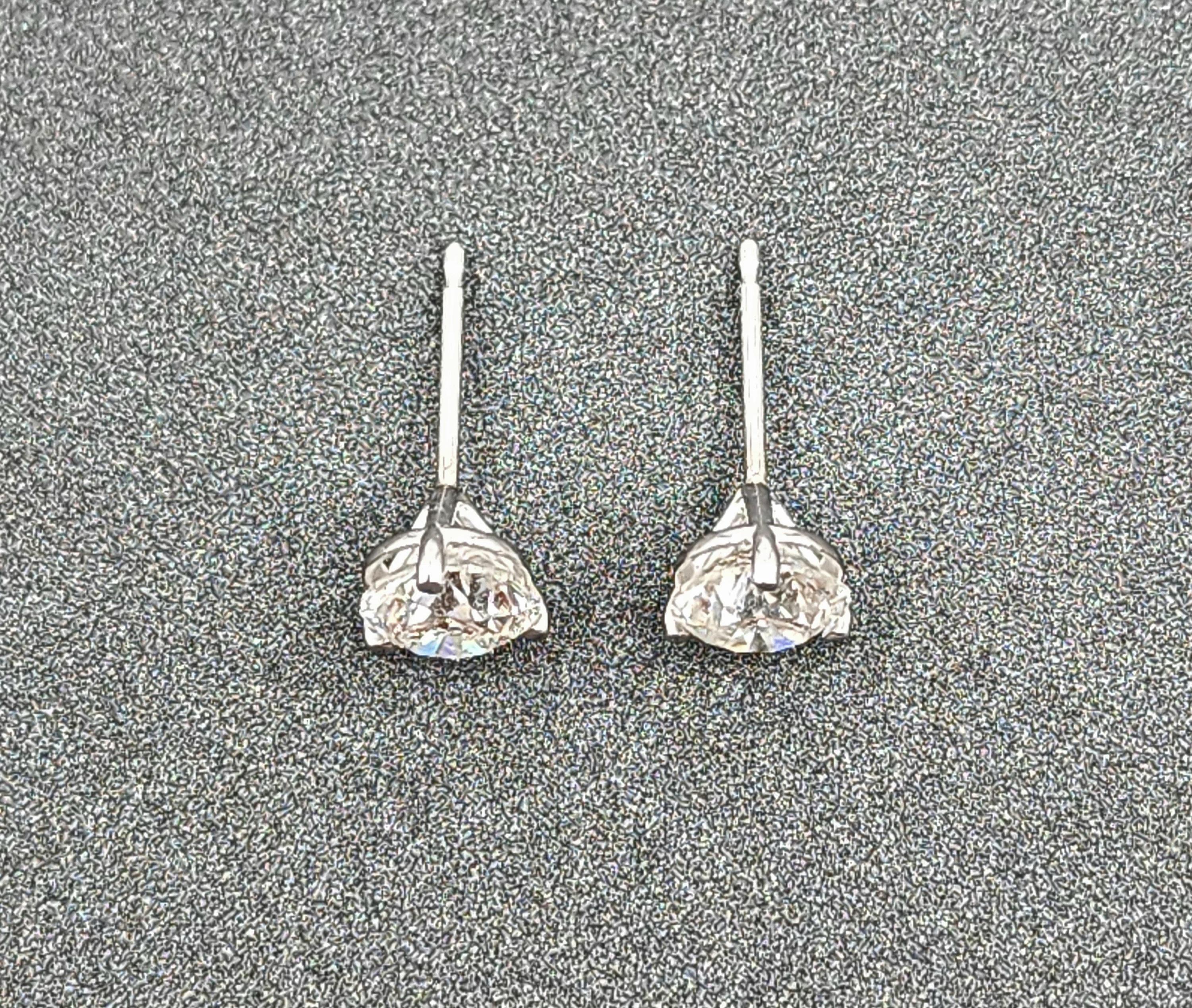 Boucles d'oreilles en diamant de 1.56 ct Neuf - En vente à Chicago, IL