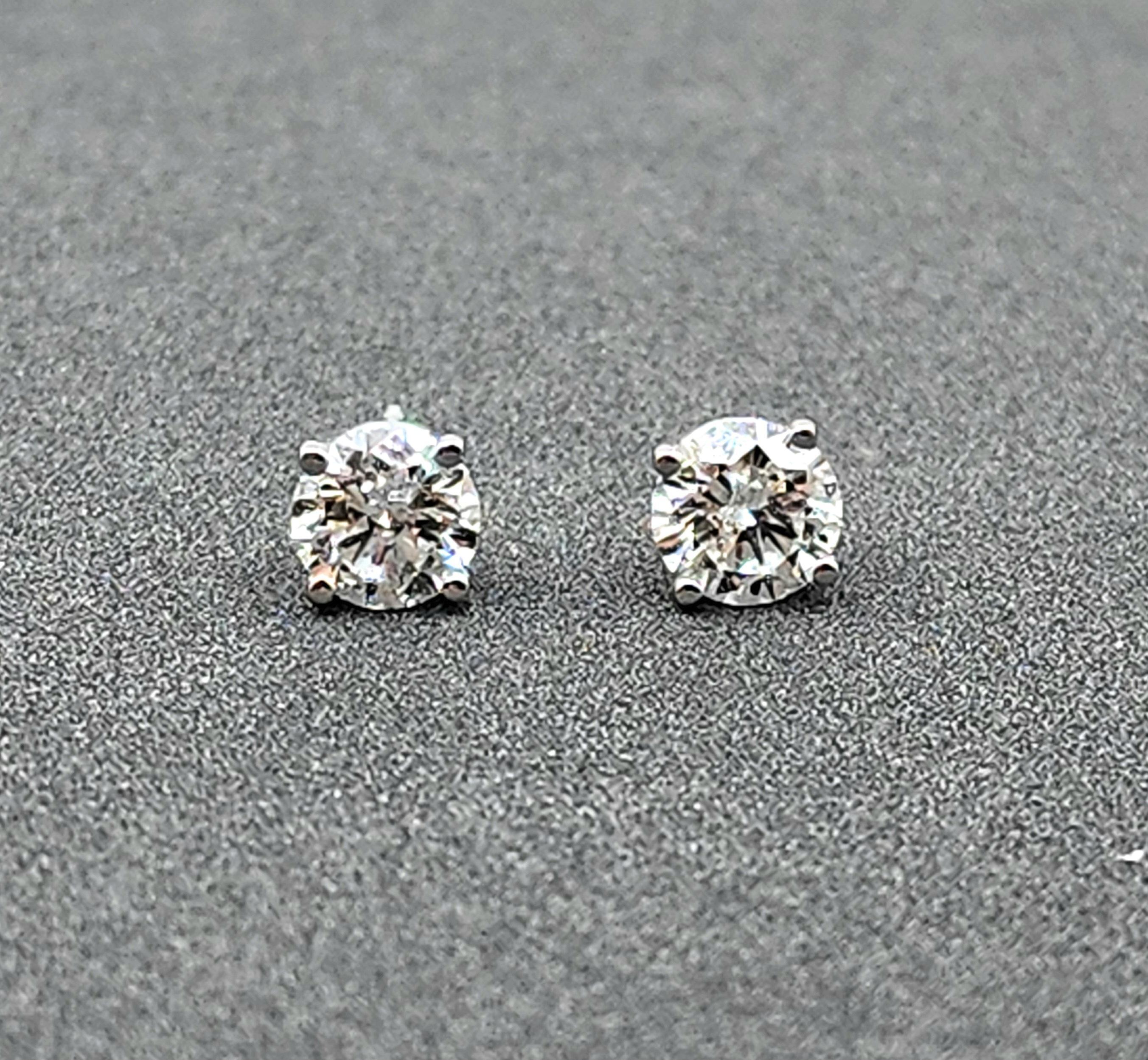 Ces élégantes boucles d'oreilles en or blanc 14k sont ornées de diamants de taille ronde sertis sur quatre griffes, pesant environ 1,45 carat. Les diamants sont blancs, de couleur F/G et de pureté SI2/I1. Une pièce moderne fabriquée aux États-Unis,