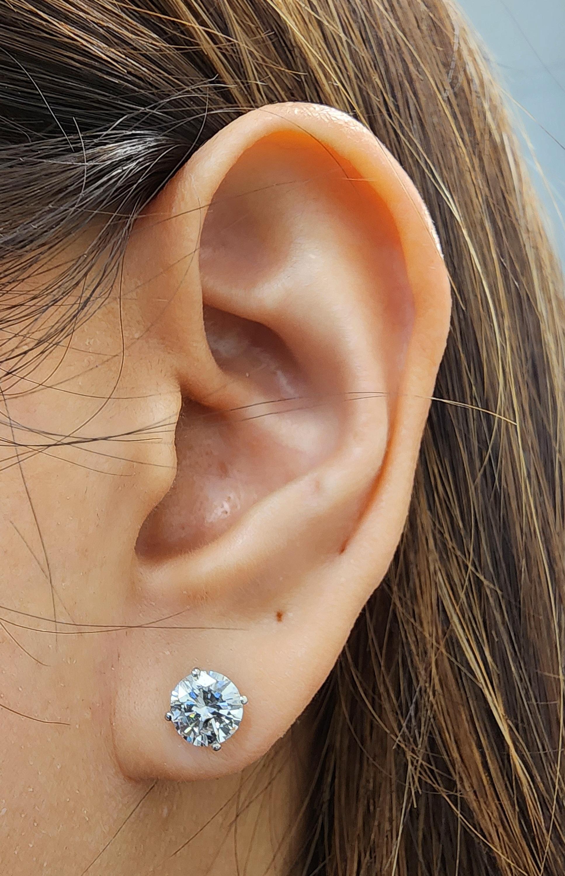 Moderno Orecchini con diamanti da 2.10 carati in vendita