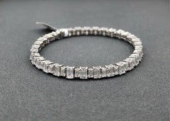 Bracelet en platine serti de diamants taille émeraude et baguette, totalisant 13,13 carats