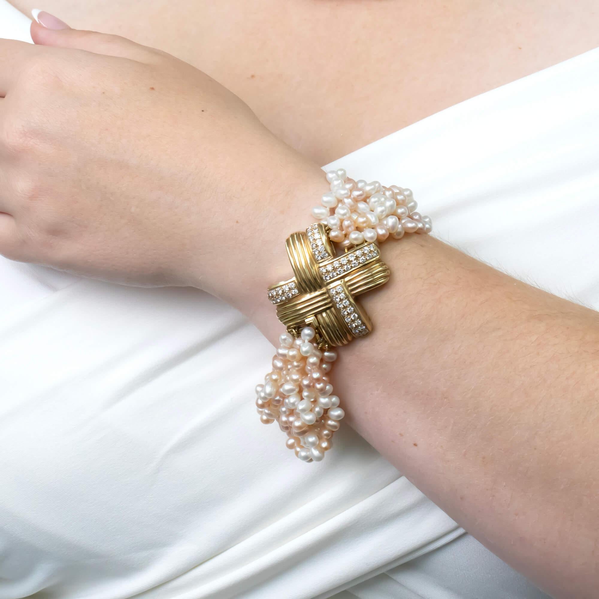 Pulsera de Ann Middleton de finales del siglo XX, con ocho hilos de perlas de agua dulce entretejidas y rematada con un broche de declaración. El cierre es de oro amarillo de 18 quilates, con una textura en forma de 