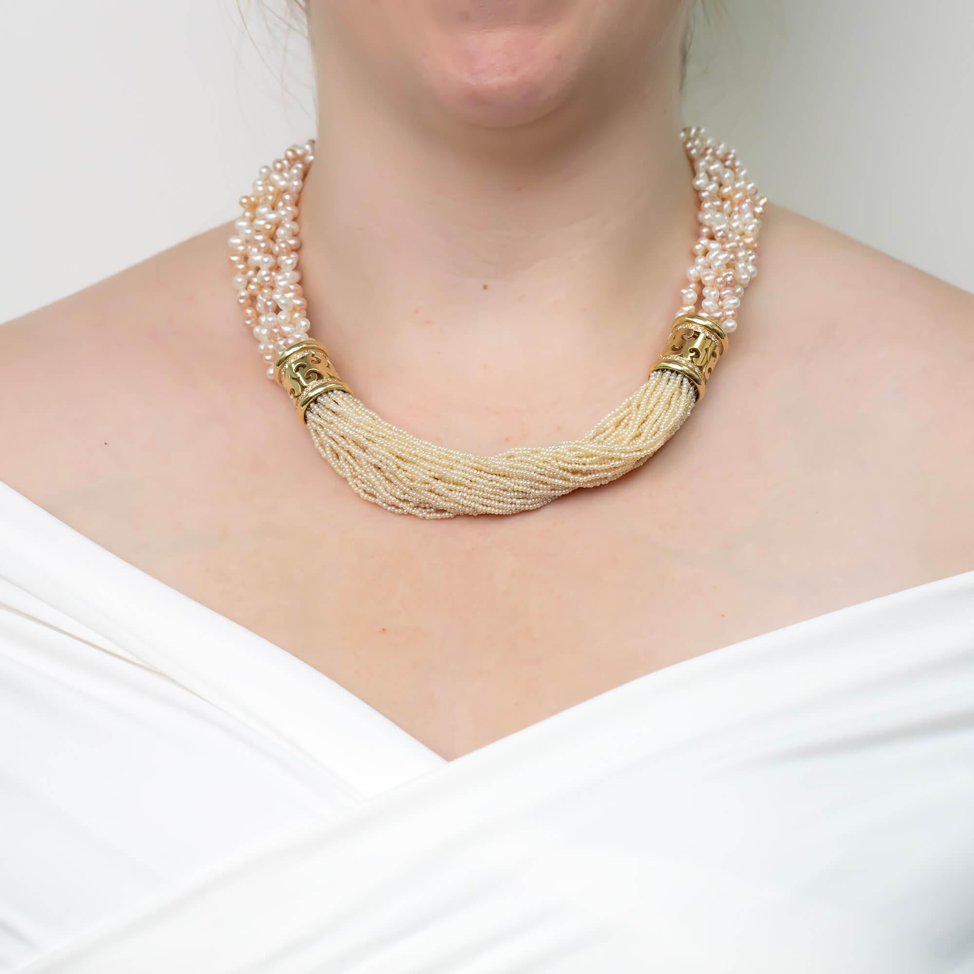 Una collana della fine del XX secolo della designer Ann Middleton con quarantasei fili di perle naturali tra due rondelle a forma di barile forate e incastonate di diamanti, che incorniciano il centro della perla. Due sezioni di sei fili intrecciati
