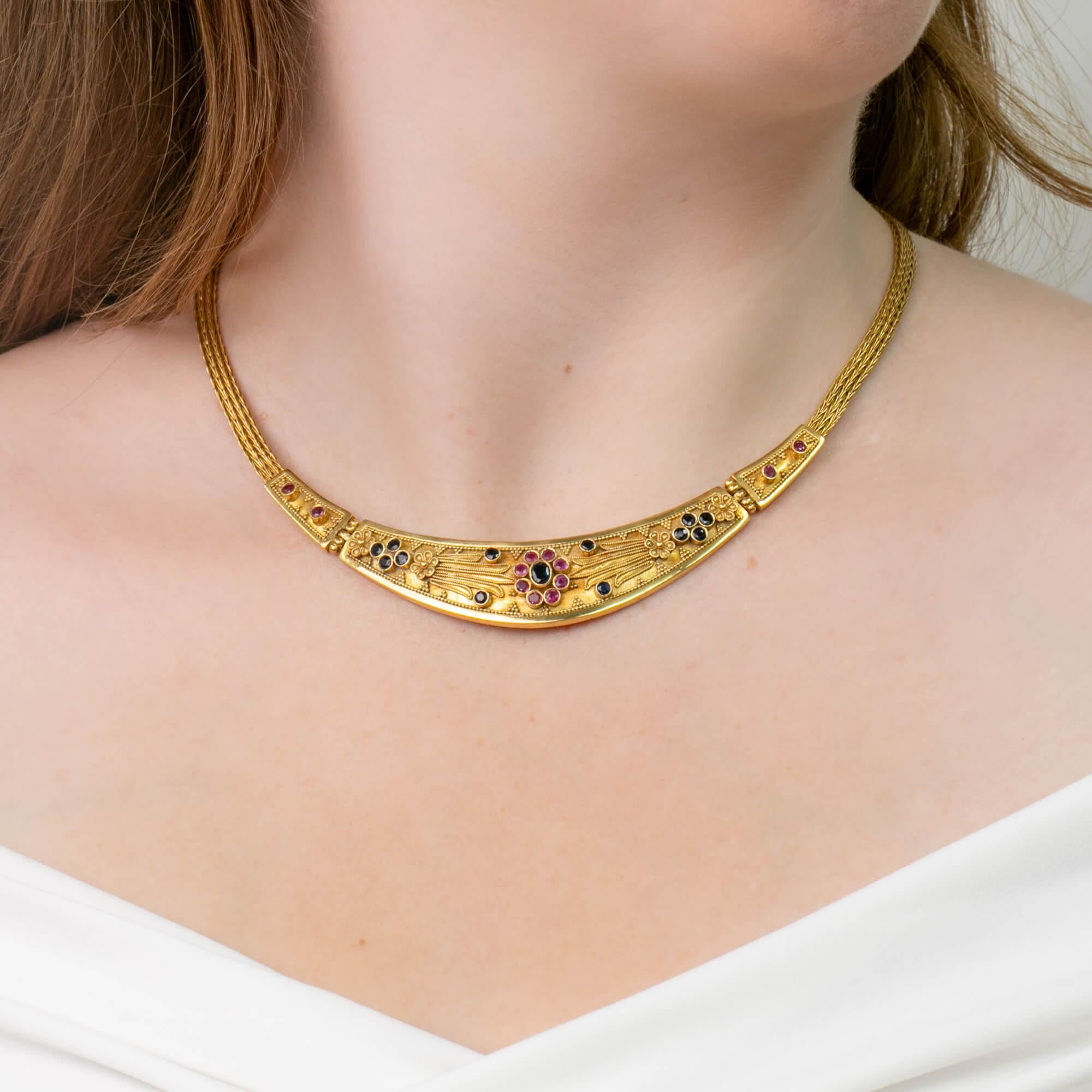 Une belle pièce ornée de la fin du 20e siècle. Ce collier conçu et fabriqué au Moyen-Orient est réalisé en or jaune 22 carats et se compose de trois panneaux coniques articulés, ornés de fines granulations et de pierres précieuses naturelles serties