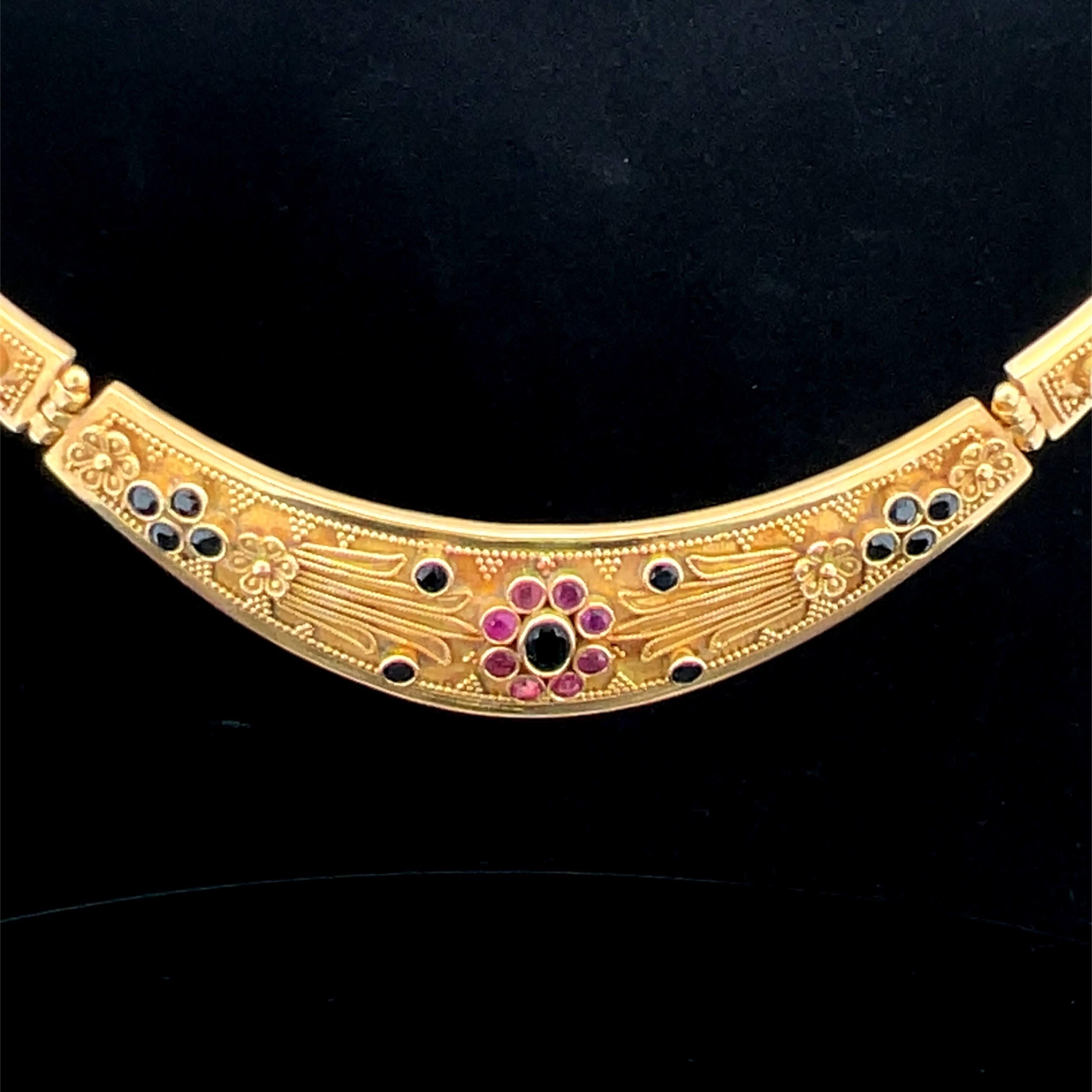 Taille mixte Collier en or jaune 22k rubis et saphir Circa 1980 en vente