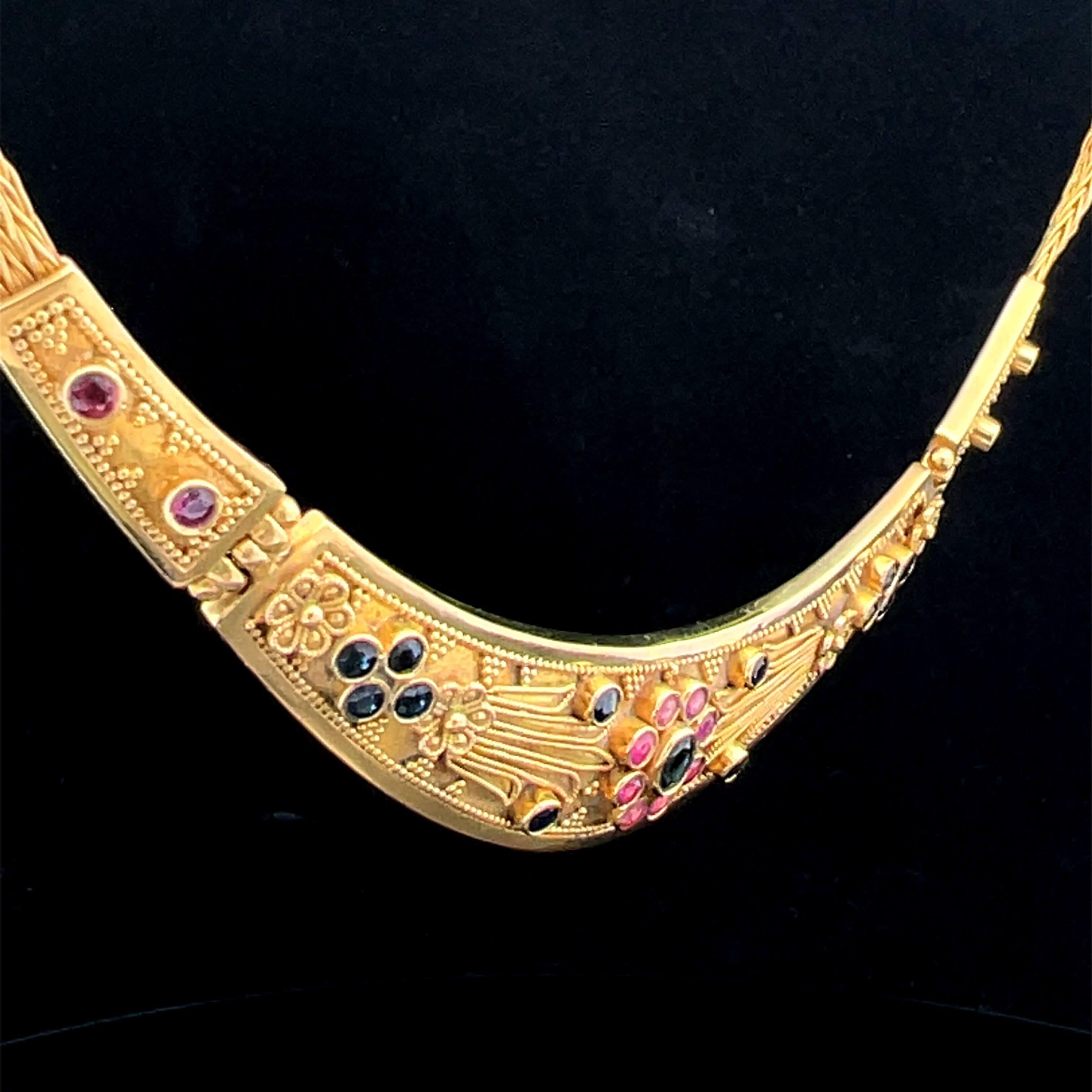 Collier en or jaune 22k rubis et saphir Circa 1980 Bon état - En vente à ADELAIDE, SA