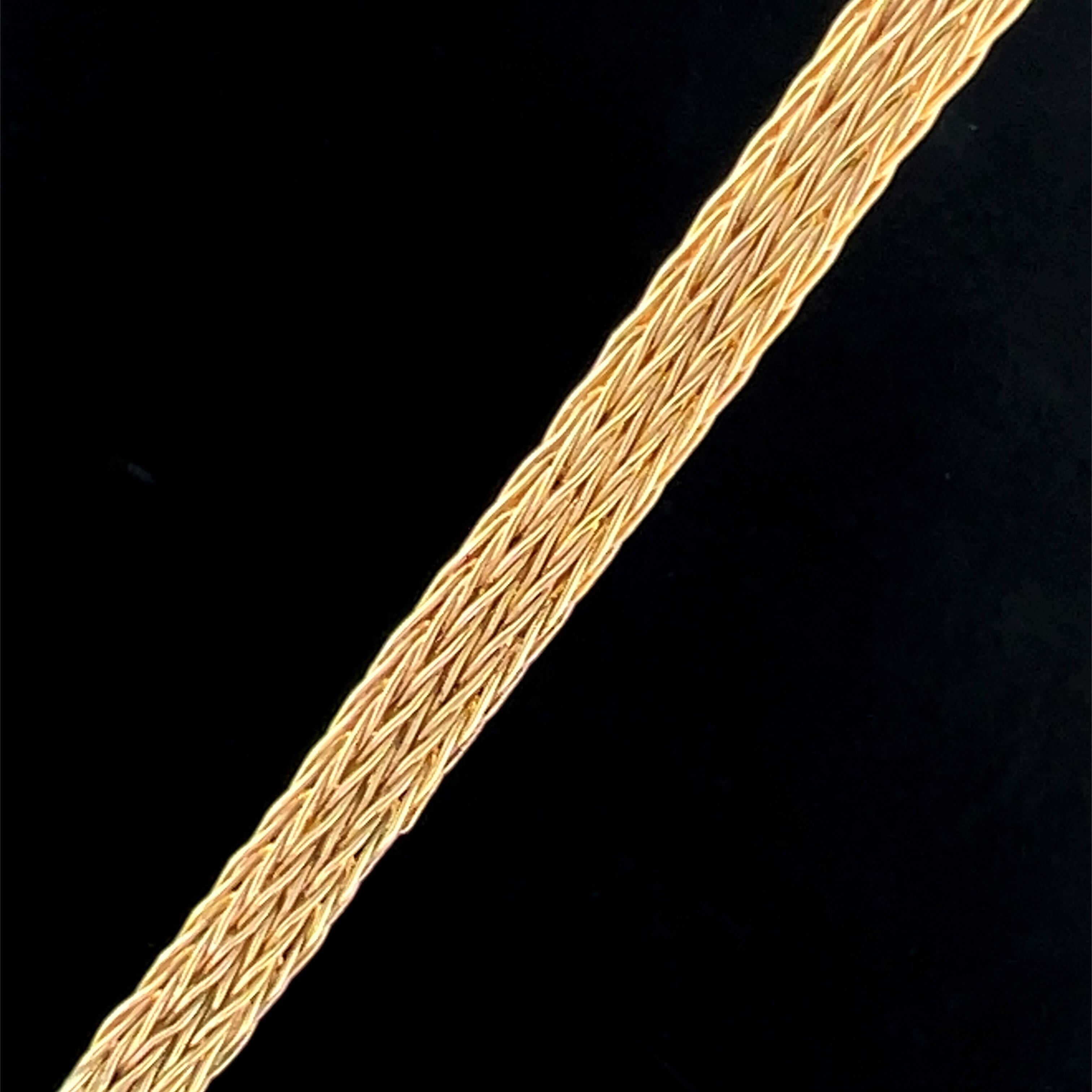 Collier en or jaune 22k rubis et saphir Circa 1980 en vente 1