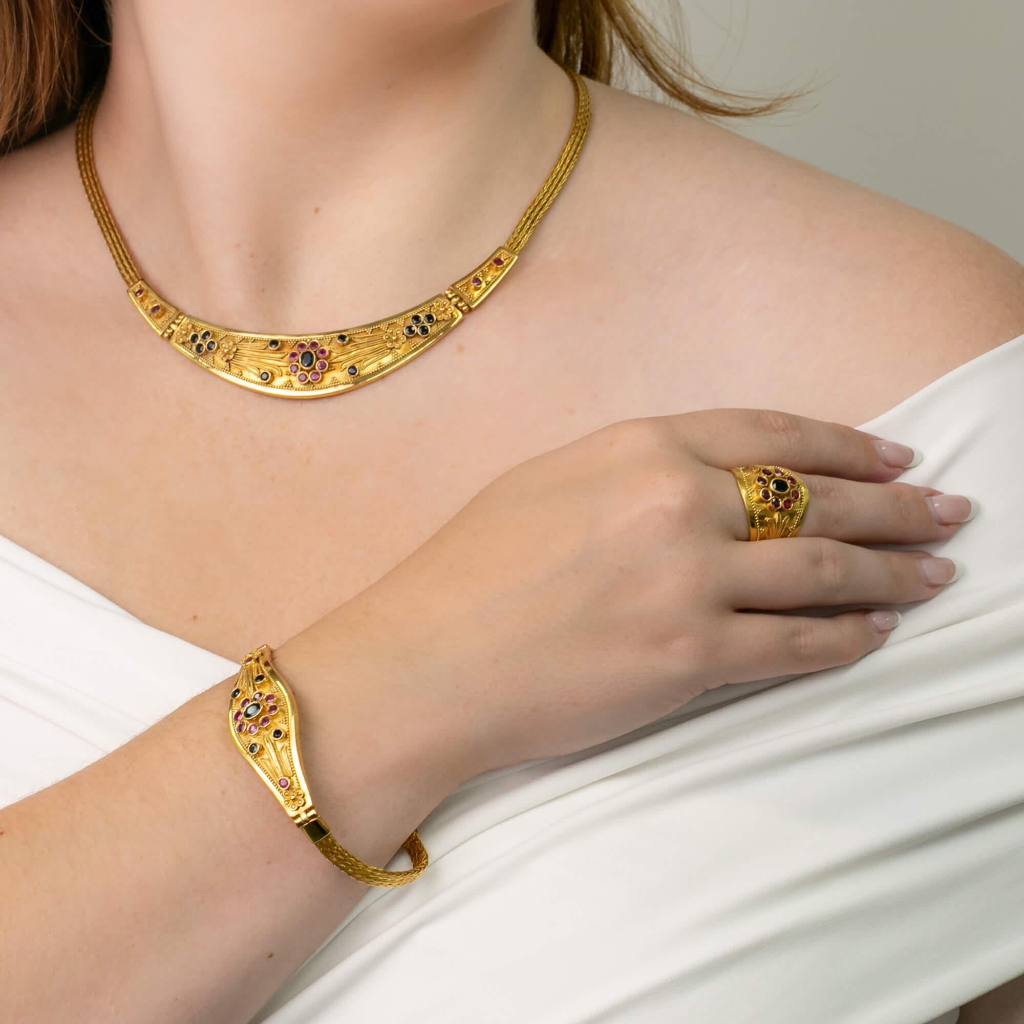 Bracelet en or jaune 22k rubis et saphir Circa 1980 en vente 1