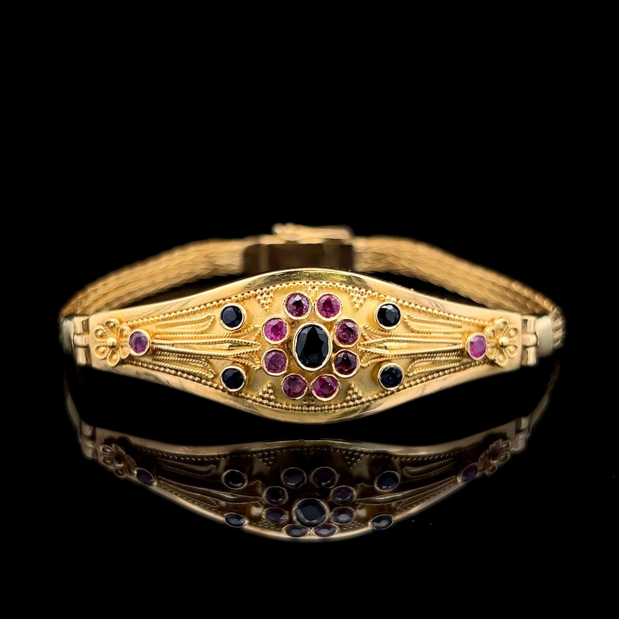Moderne Bracelet en or jaune 22k rubis et saphir Circa 1980 en vente