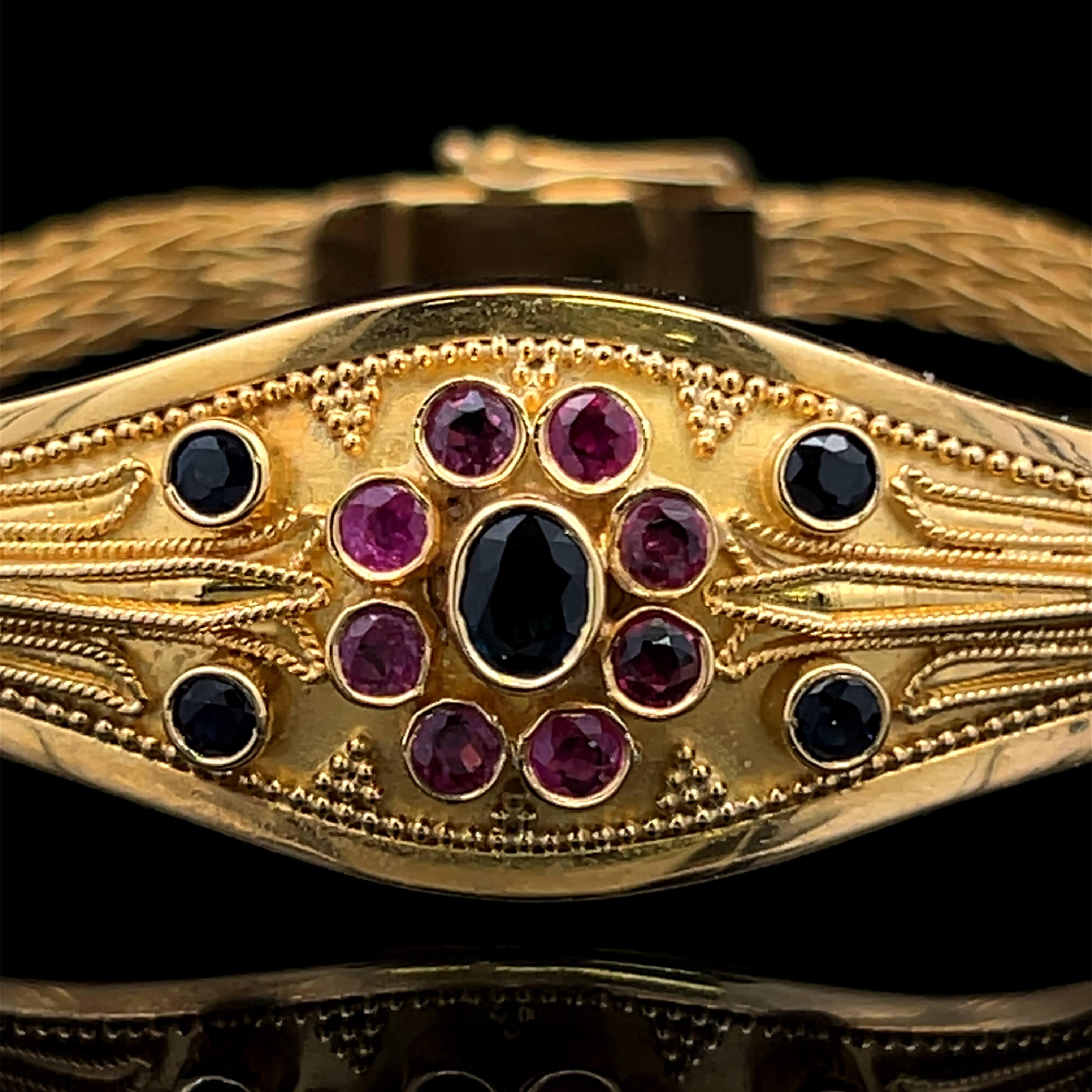 Taille mixte Bracelet en or jaune 22k rubis et saphir Circa 1980 en vente