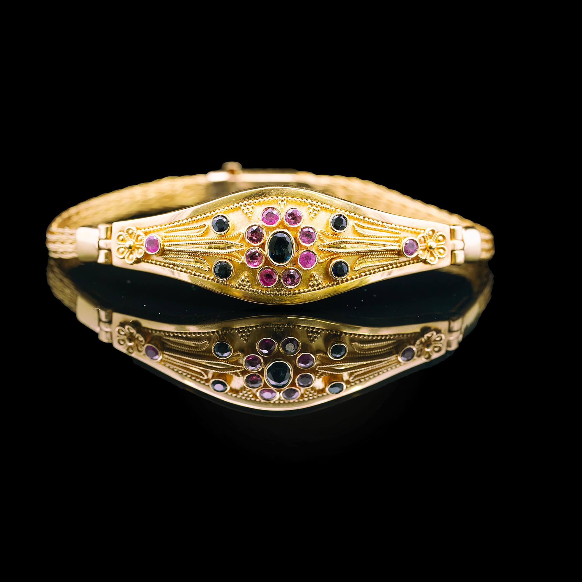 Bracelet en or jaune 22k rubis et saphir Circa 1980 Unisexe en vente