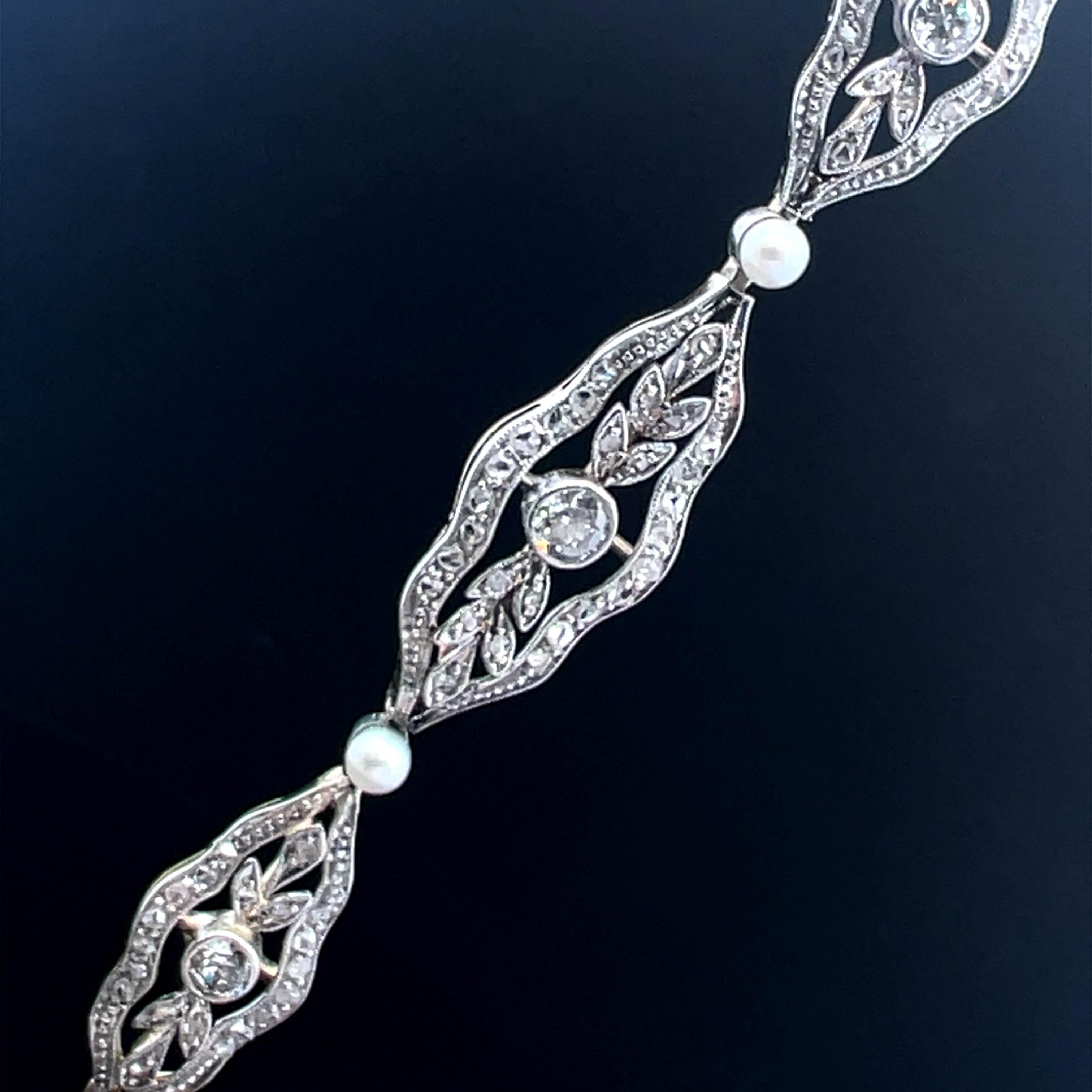 Magnifique bracelet édouardien en or jaune 18 carats, serti de platine. Naturellement, cinq panneaux gradués sont sertis d'un diamant central de taille européenne précoce entouré de diamants taillés en rose dans des montages à mille grains, avec une