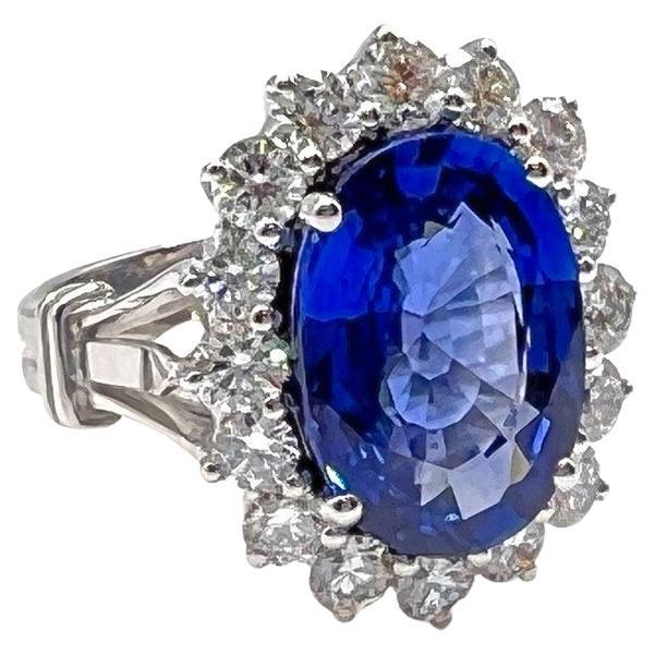 Schöner Ring aus 18 Karat Weißgold mit einem natürlichen, unbehandelten blauen Saphir von 8,09 Karat; dieser Stein stammt aus Sri Lanka.
der Hauptstein ist von runden Diamanten von 1,60 Karat umgeben.
die Diamanten haben die Farbe F-G und die
