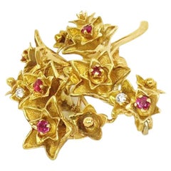 Tiffany & Co. Broche floral de primavera con rubí y diamante en oro amarillo de 18k