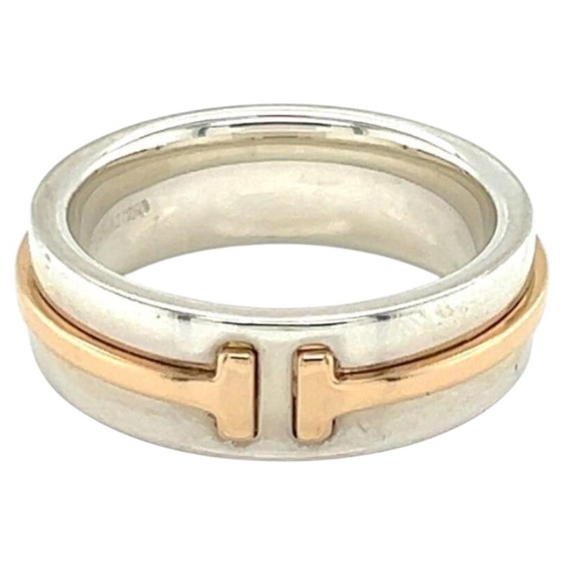 Tiffany & Co. T Due anelli stretti in argento sterling e oro rosa 18 carati, misura 4,5