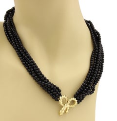 Tiffany & Co. Halskette mit mehrsträngigem Anhänger in Form einer Schleife aus 18-karätigem Gelbgold und schwarzen Onyx-Perlen