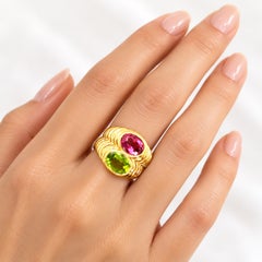 Bague Bvlgari « Doppio Baccellato » en or jaune 18 carats, avec tourmaline rose et péridot, taille 7,5