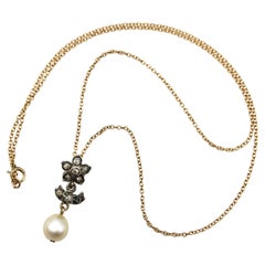 Viktorianischer Silber- und Diamant-Blumenanhänger mit Perle an 10K Goldkette