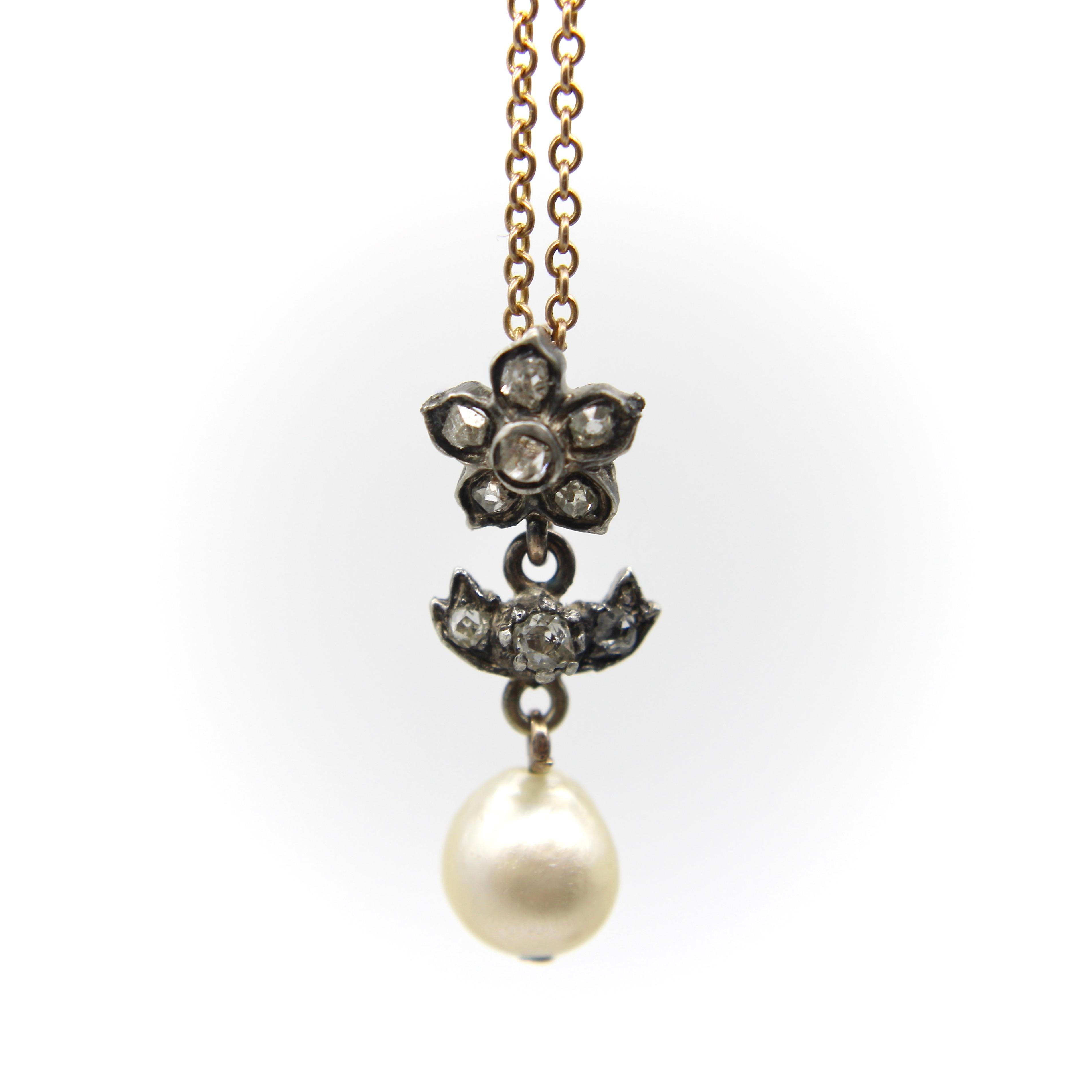 Viktorianischer Silber- und Diamant-Blumenanhänger mit Perle an 10K Goldkette (Frühviktorianisch) im Angebot
